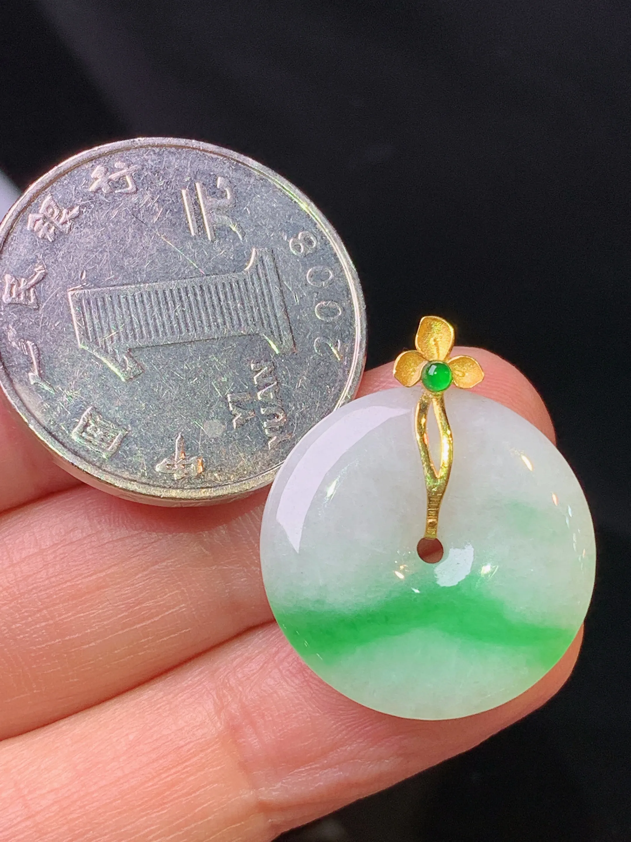 18k金镶嵌飘绿平安扣吊坠 玉质细腻 色泽清新艳丽 整体尺寸25*20.8*3.6