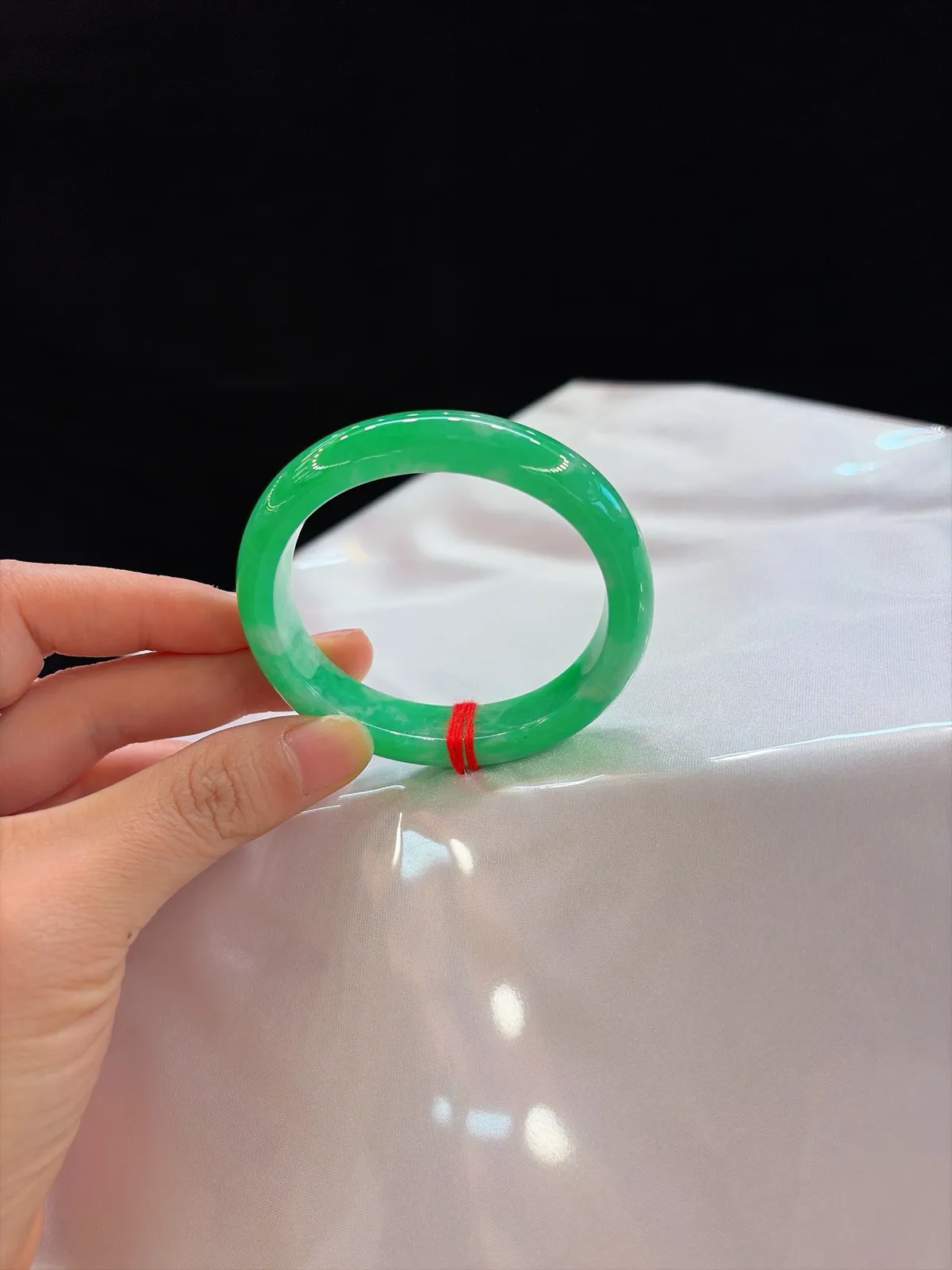 ｜52圈口
【满色贵妃镯·小手专属】
“满色正阳凝翠光，腕间富贵藏不住，一点微瑕更显天然真意”
——小手妹子的本命镯，戴上显贵气。
规格【52.3/13/7.9】