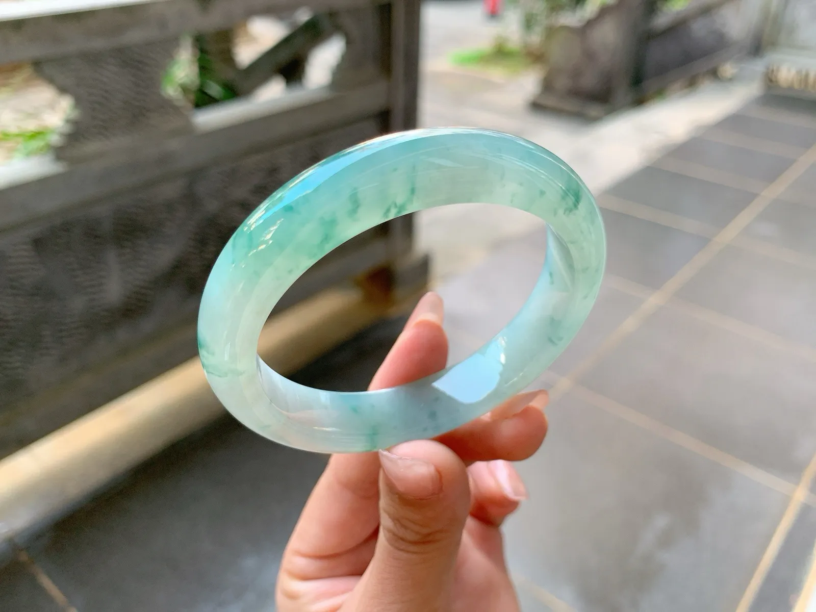 ｜56圈口
冰飘花翡翠手镯，飘蓝绿花，花色清新灵动，像舞动的碎花裙一般飘逸