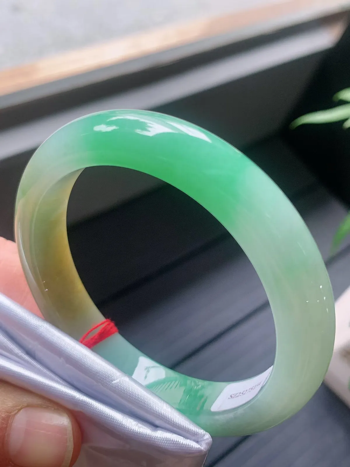 【翡翠名称】老种冰黄加绿55.8正圈口手镯
【翡翠尺寸】55.8/11.5/8.6mm适合55-57