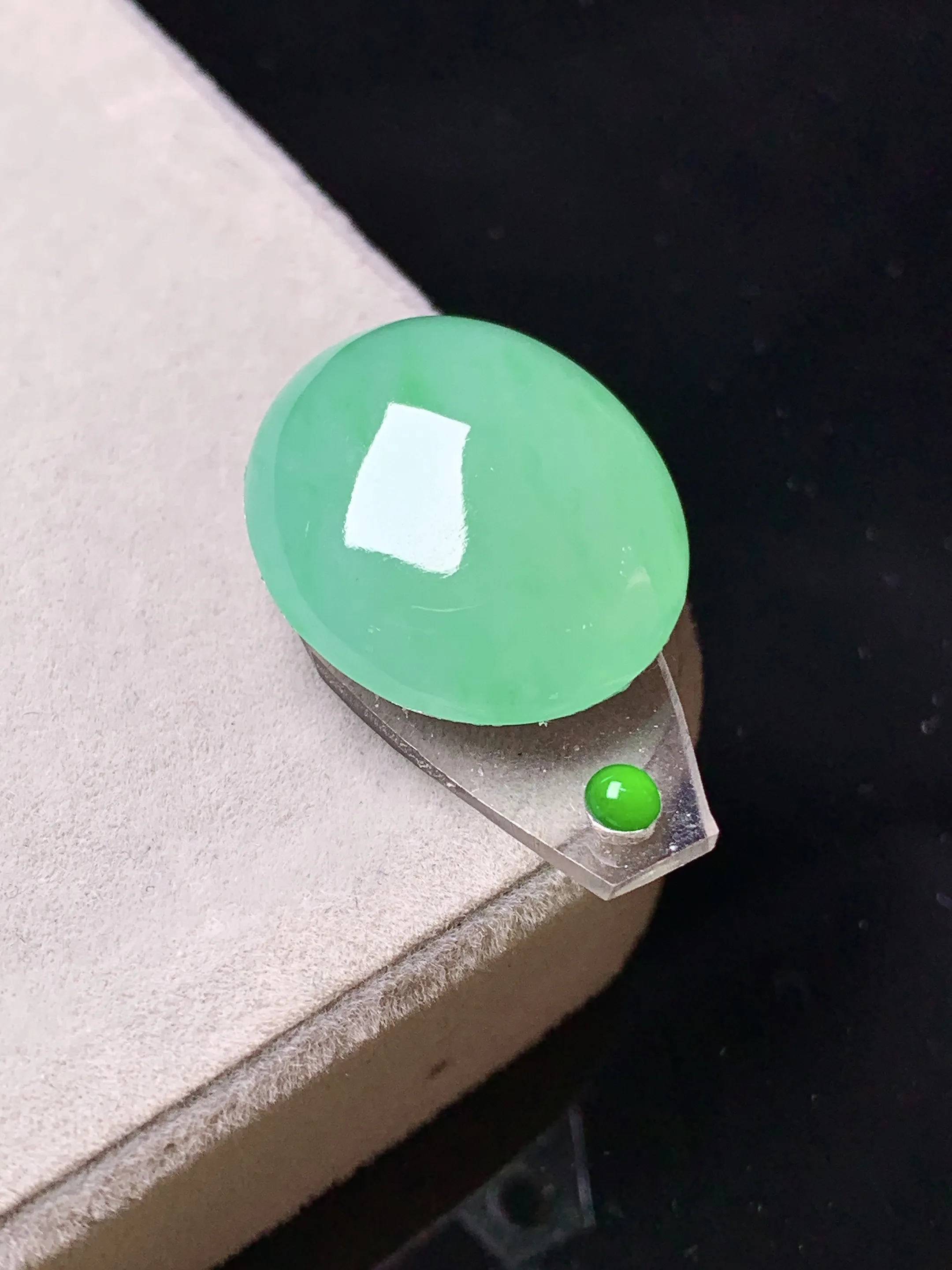 镶嵌款 翠绿蛋面吊坠 玉质细腻 色泽清新艳丽 整体尺寸19.2*17*7.5