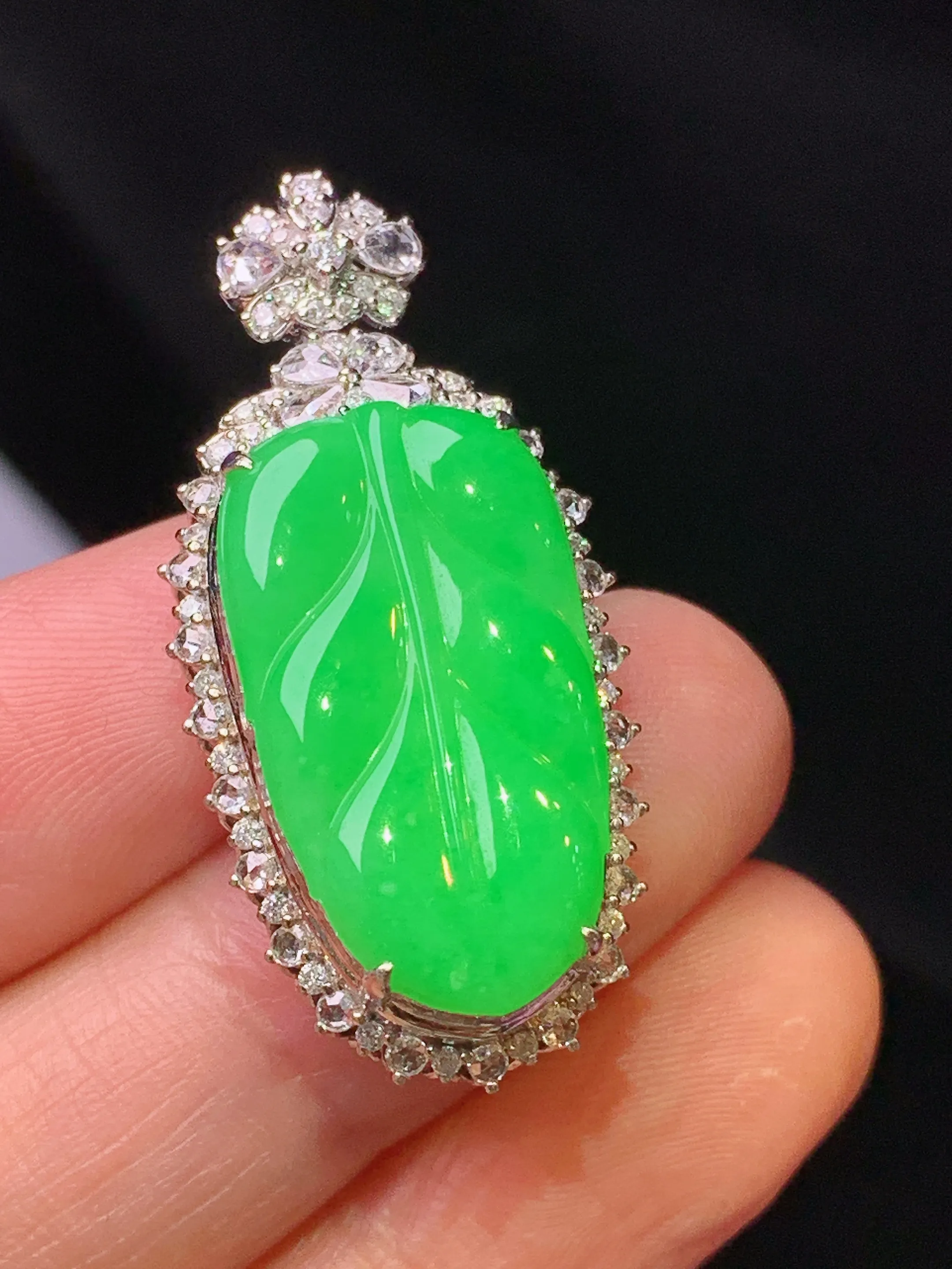 18k金钻镶嵌翠绿树叶吊坠 玉质细腻 色泽清新艳丽 整体尺寸36.5*17*11.2