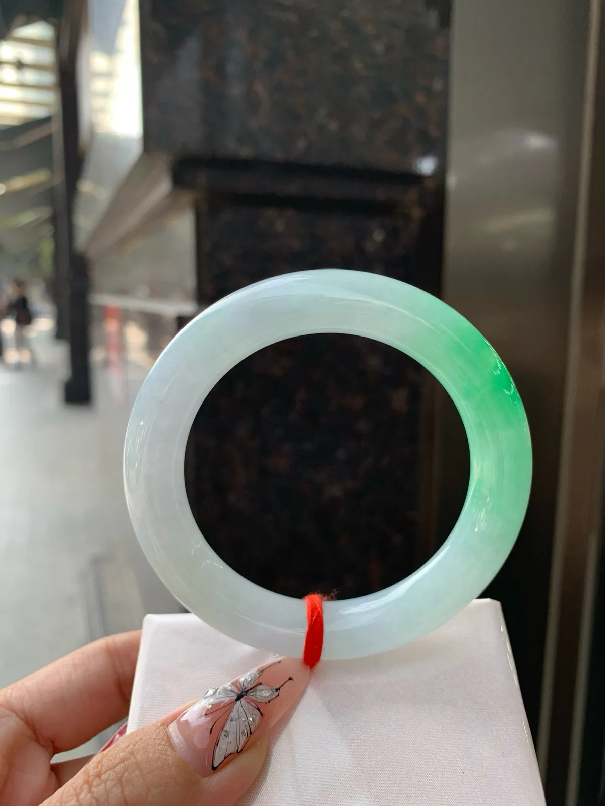 白底青阳绿圆条
53.5-10.5-11
打灯棉线，底妆水润，浓郁到溢出来的阳绿花色，半山半水，光彩夺目，上手尊贵显气质。