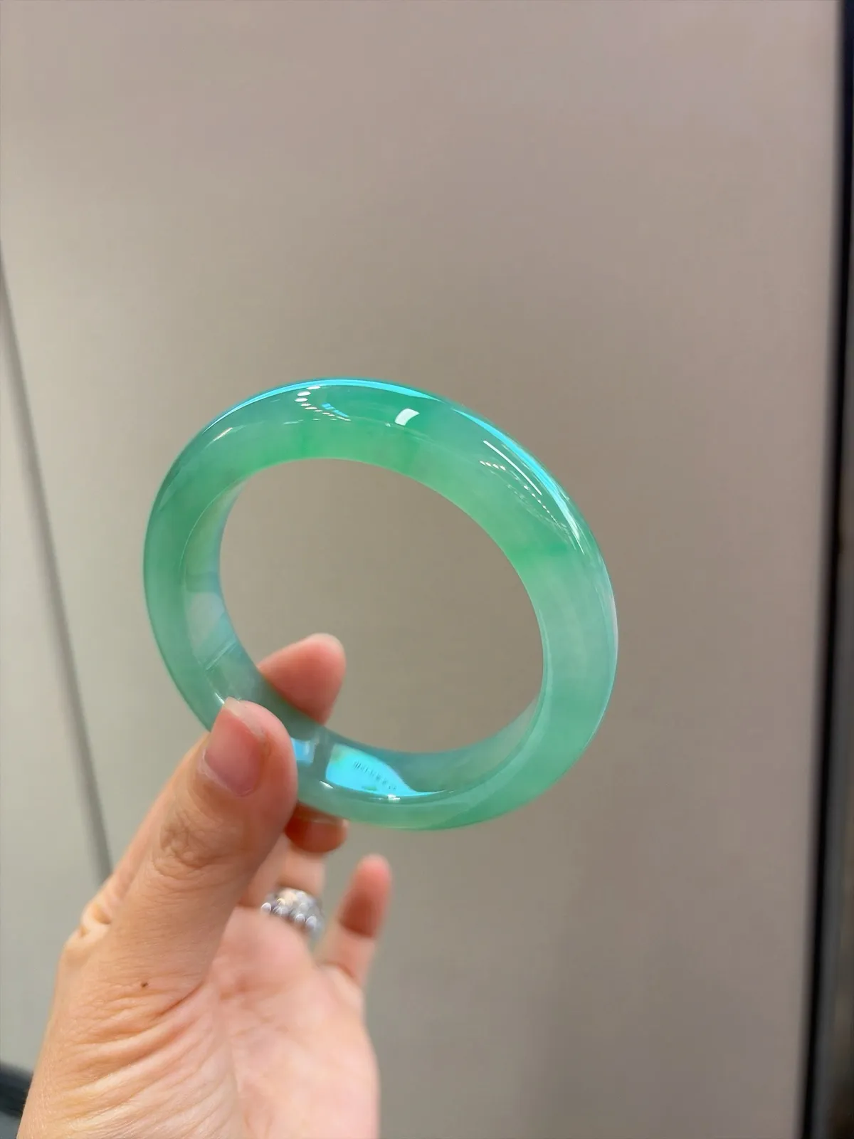 ｜56圈口
【冰甜绿】
“甜绿漾水润，底色藏温柔”
——甜过初恋的一抹翠，上手显白超吸睛
规格【56.2/13/9.9】