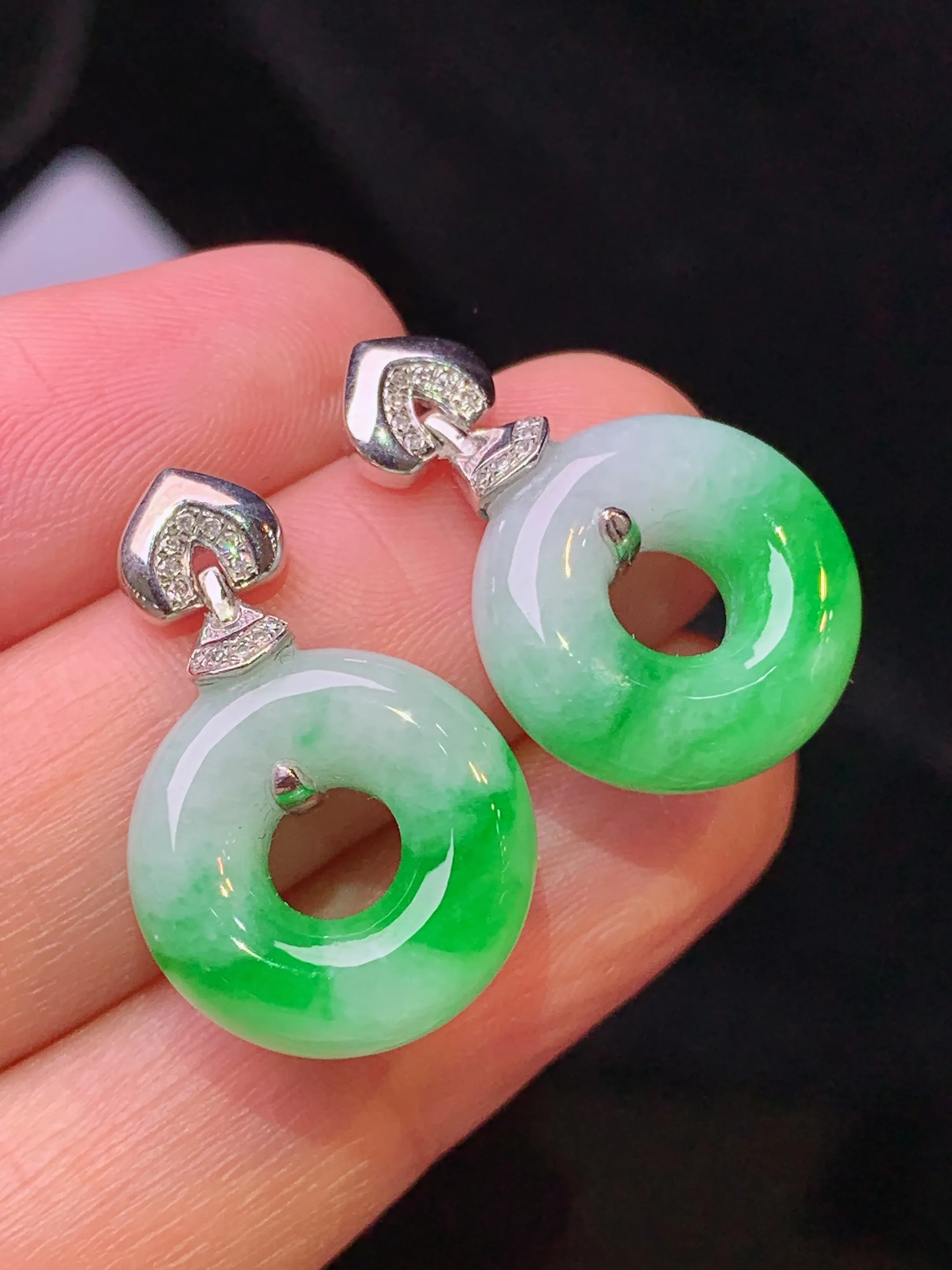 18k金钻镶嵌飘绿平安环耳坠 玉质细腻 色泽清新艳丽 整体尺寸24.3*15.5*6.2