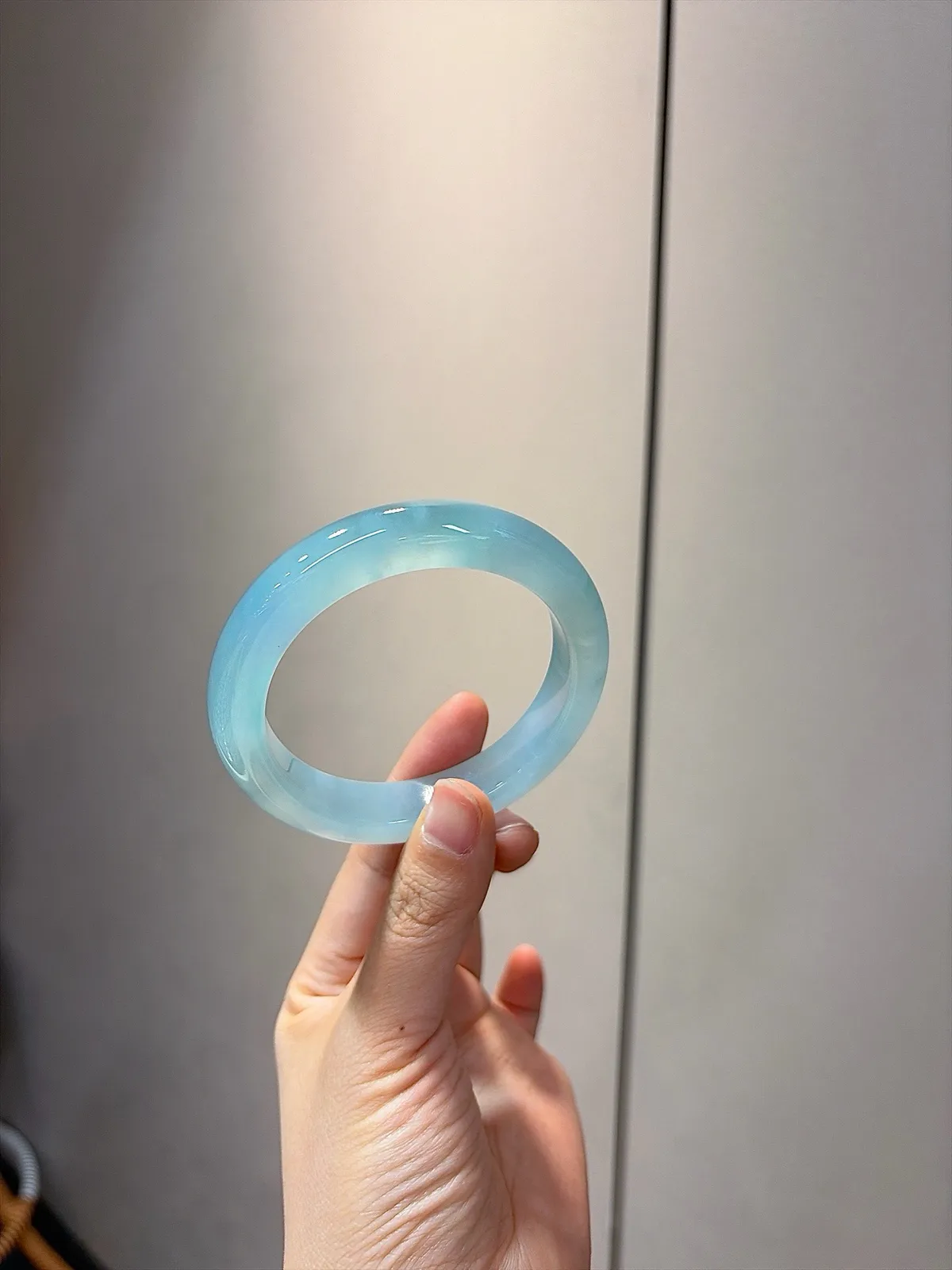 ｜57圈口
【冰蓝底抹翠｜️】
天空蓝底色太绝
一抹翠色点睛 自带柔光
上手美到心颤
规格【57/12.4/9.8】