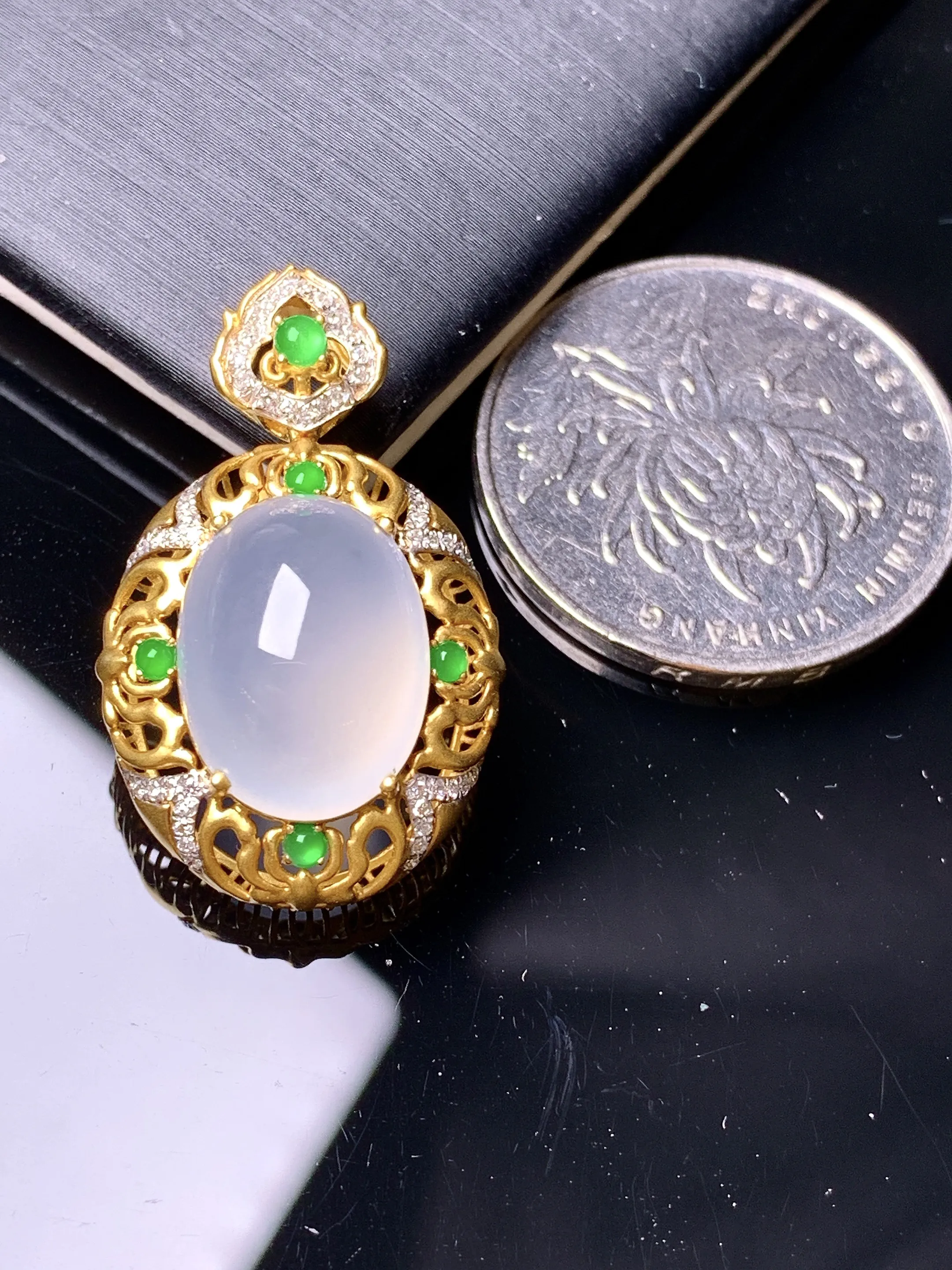 18k金钻镶嵌冰种蛋面吊坠 玉质细腻 色泽清新艳丽 整体尺寸29.3*18*11