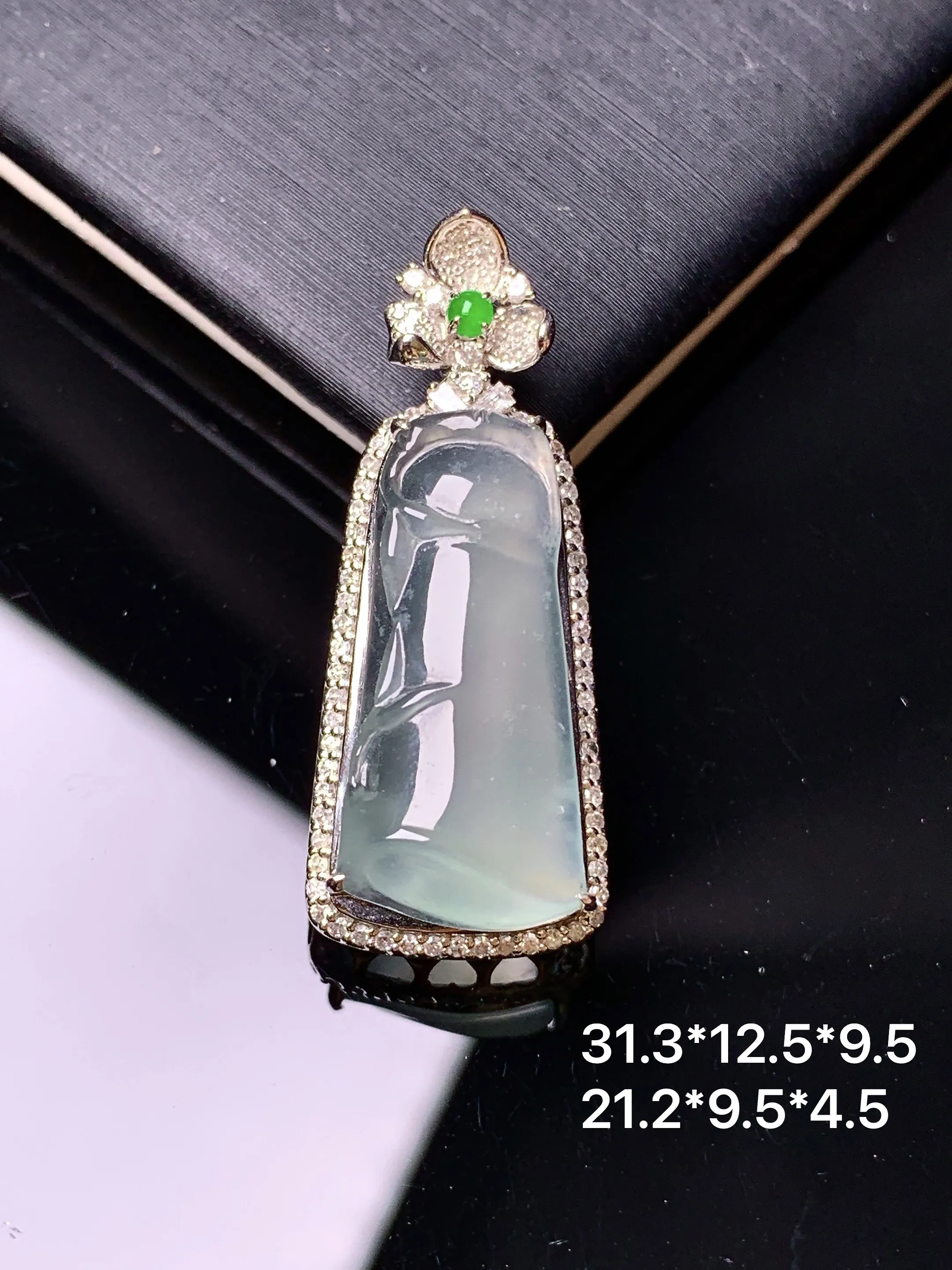 18k金钻镶嵌冰种竹节吊坠 玉质细腻 色泽清新艳丽 整体尺寸31.3*12.5*9.5