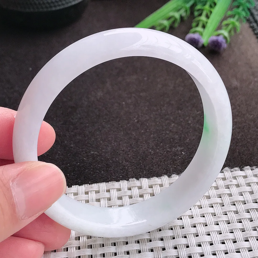 实拍A货翡翠58.5/13.5/7老坑秀气冰润飘绿手镯宽边翡翠玉镯女款