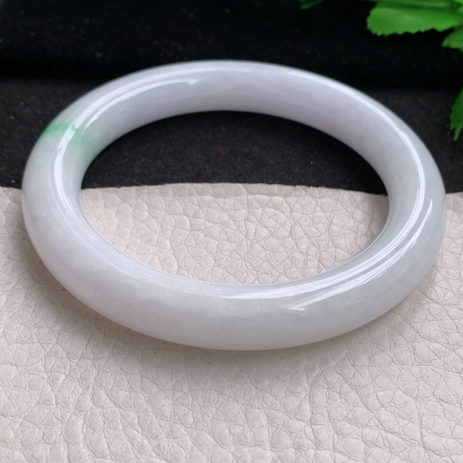 yh实拍59*11*10.5美人镯 缅甸翡翠精美白底青清秀圆条玉手镯 叮当镯