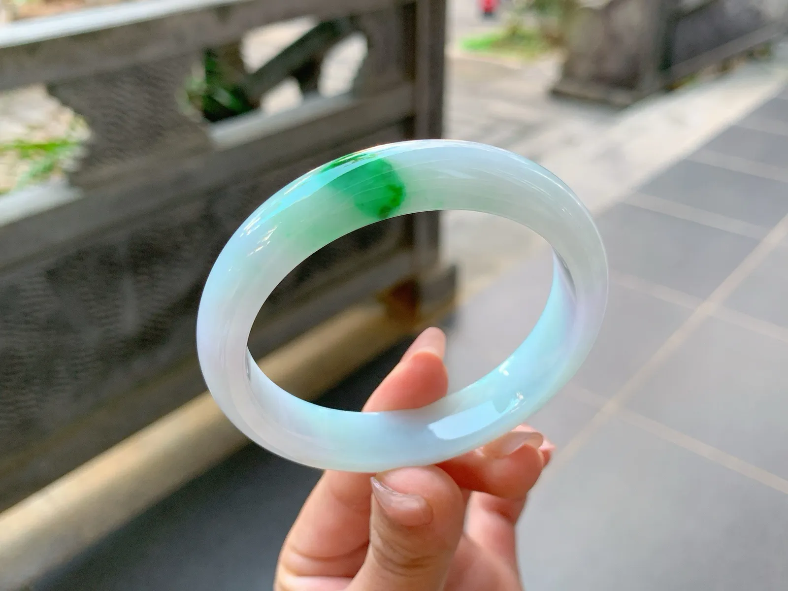 ｜56圈口
白底青，底妆白净透亮，辣绿色抢眼大气，贵气十足，