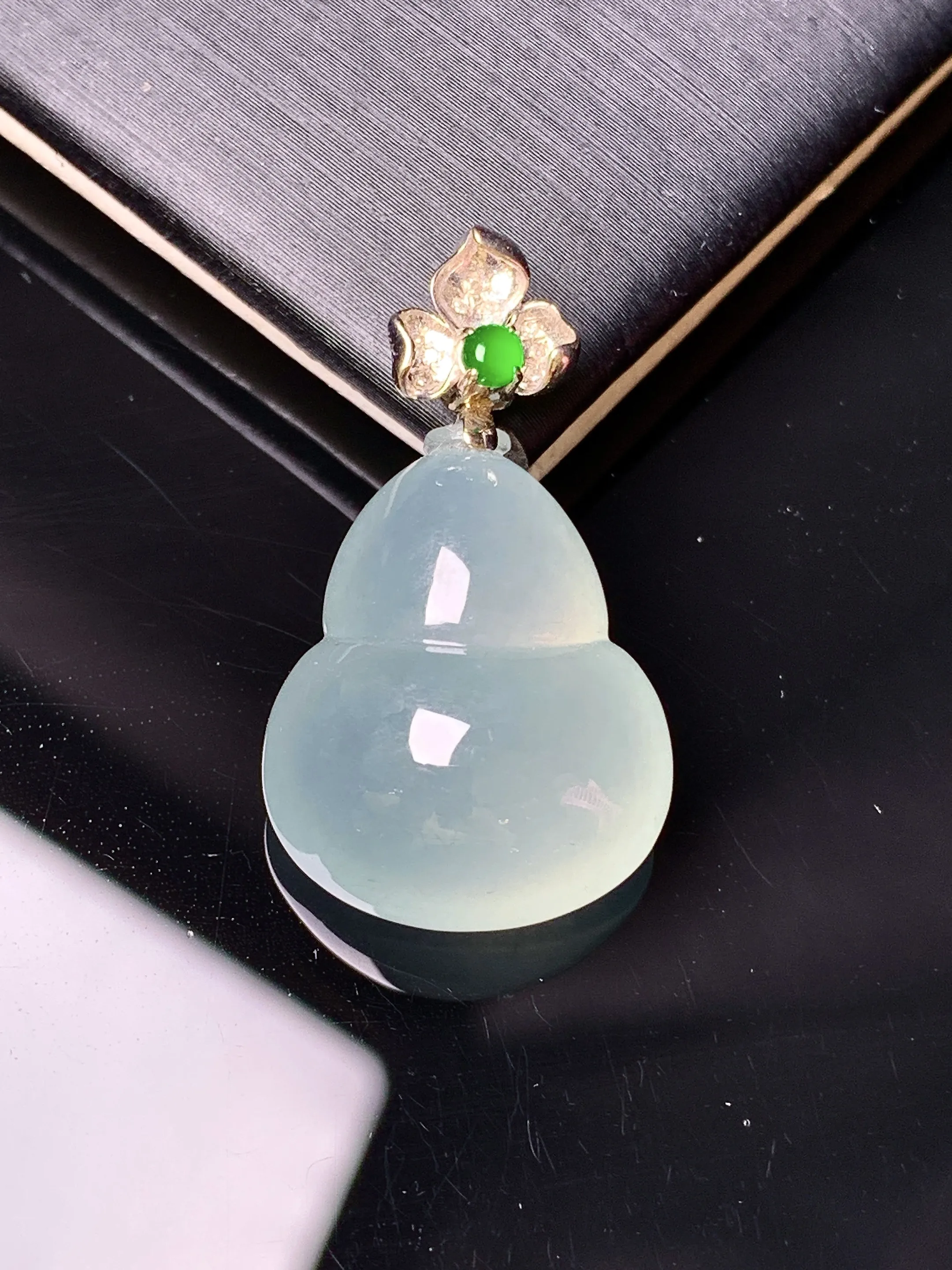 18k金钻镶嵌冰种葫芦吊坠 玉质细腻 色泽清新艳丽 整体尺寸28.3*16.3*10.3
