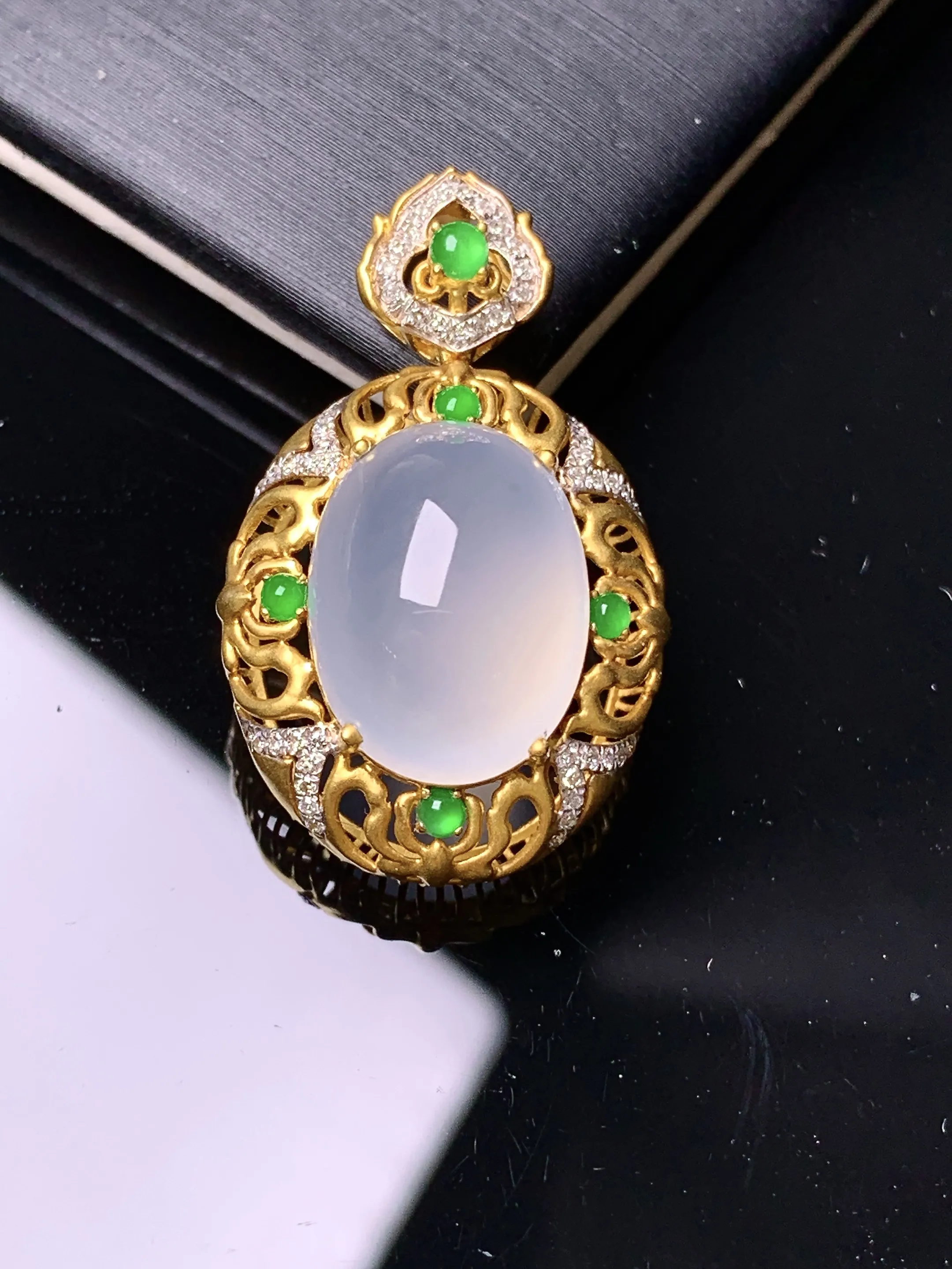 18k金钻镶嵌冰种蛋面吊坠 玉质细腻 色泽清新艳丽 整体尺寸29.3*18*11