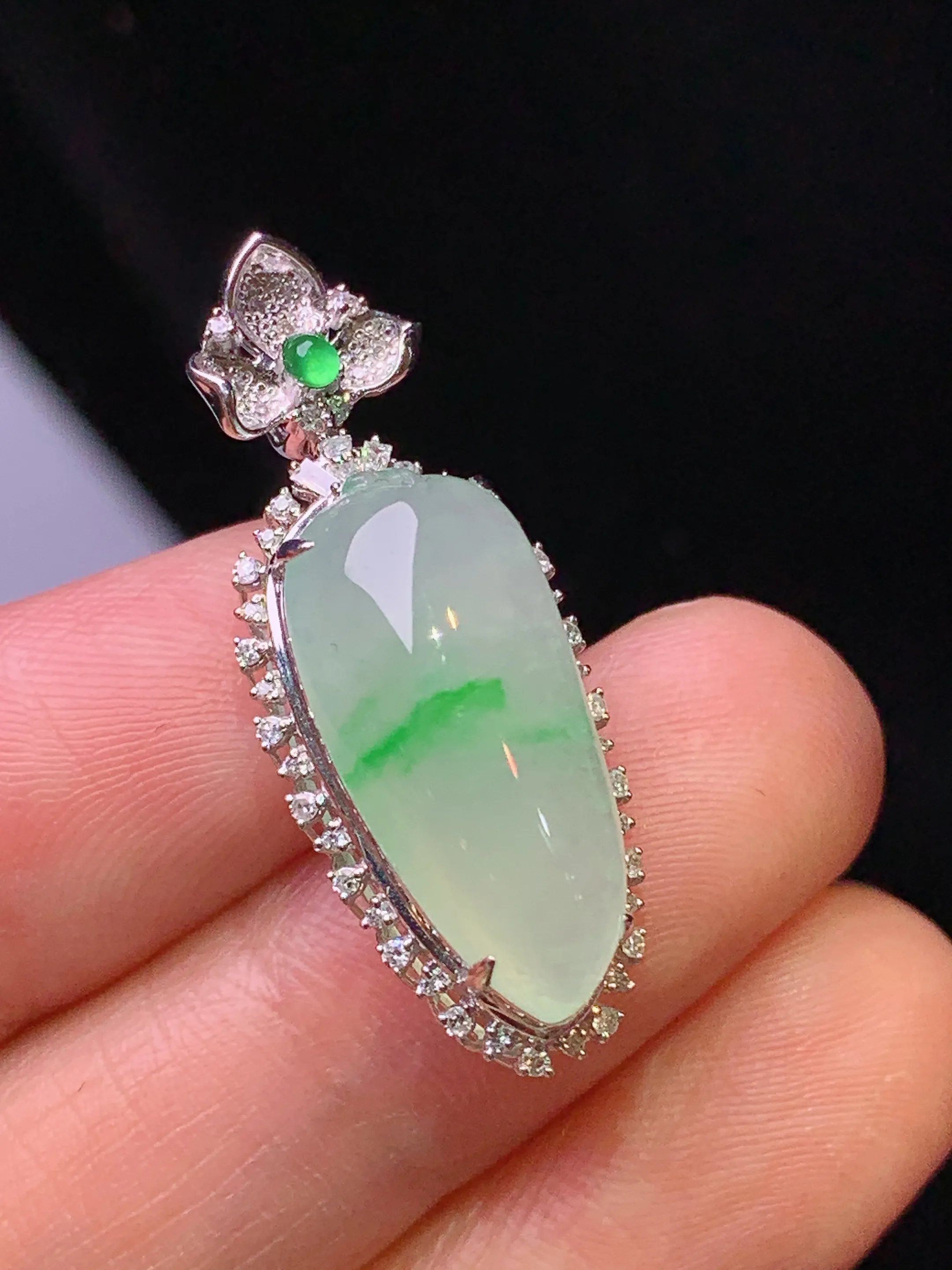 18k金钻镶嵌飘绿福瓜吊坠 玉质细腻 色泽清新艳丽 整体尺寸31*12*10.3