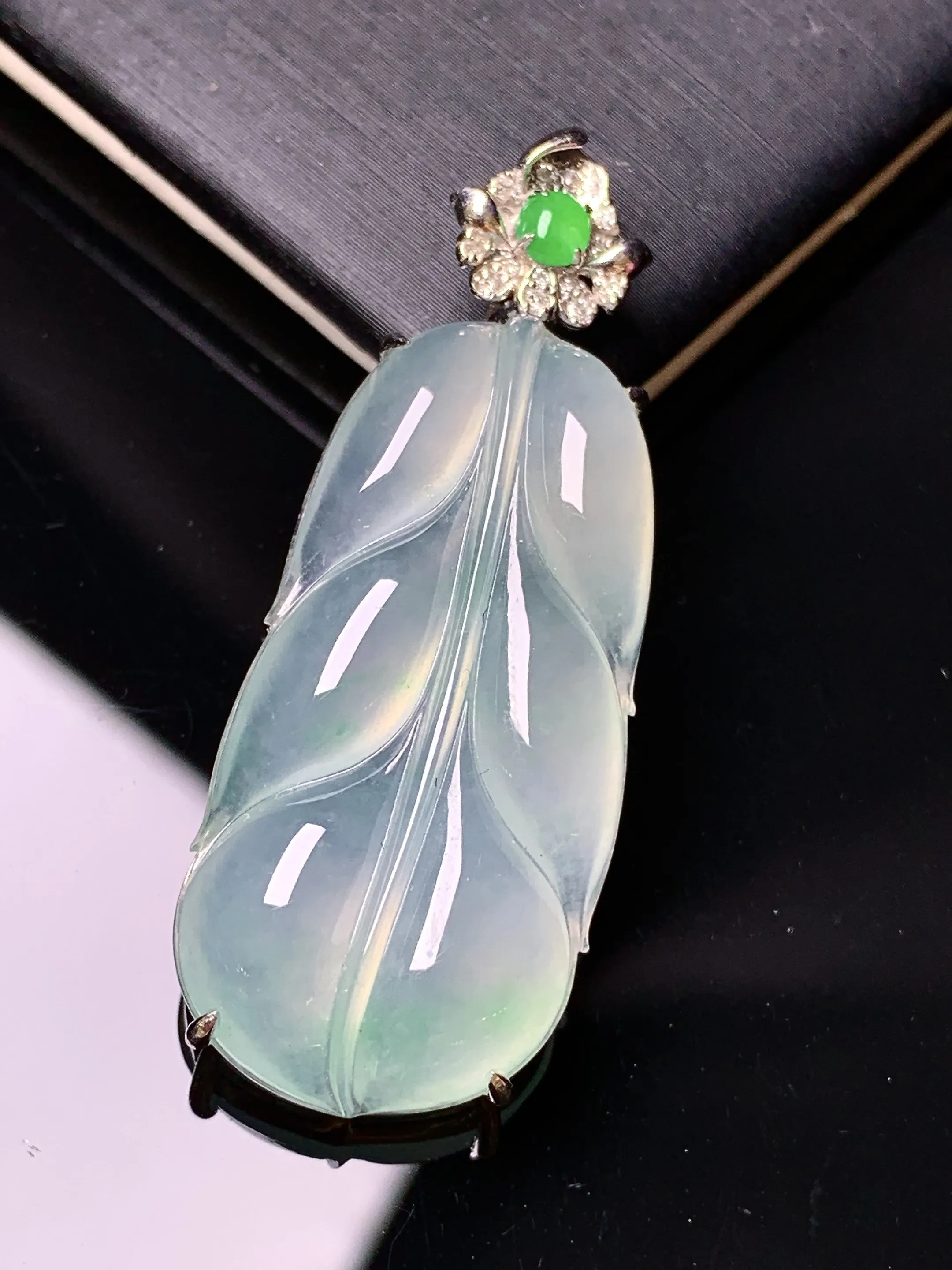 18k金钻镶嵌冰种树叶吊坠 玉质细腻 色泽清新艳丽 整体尺寸43*16.5*7