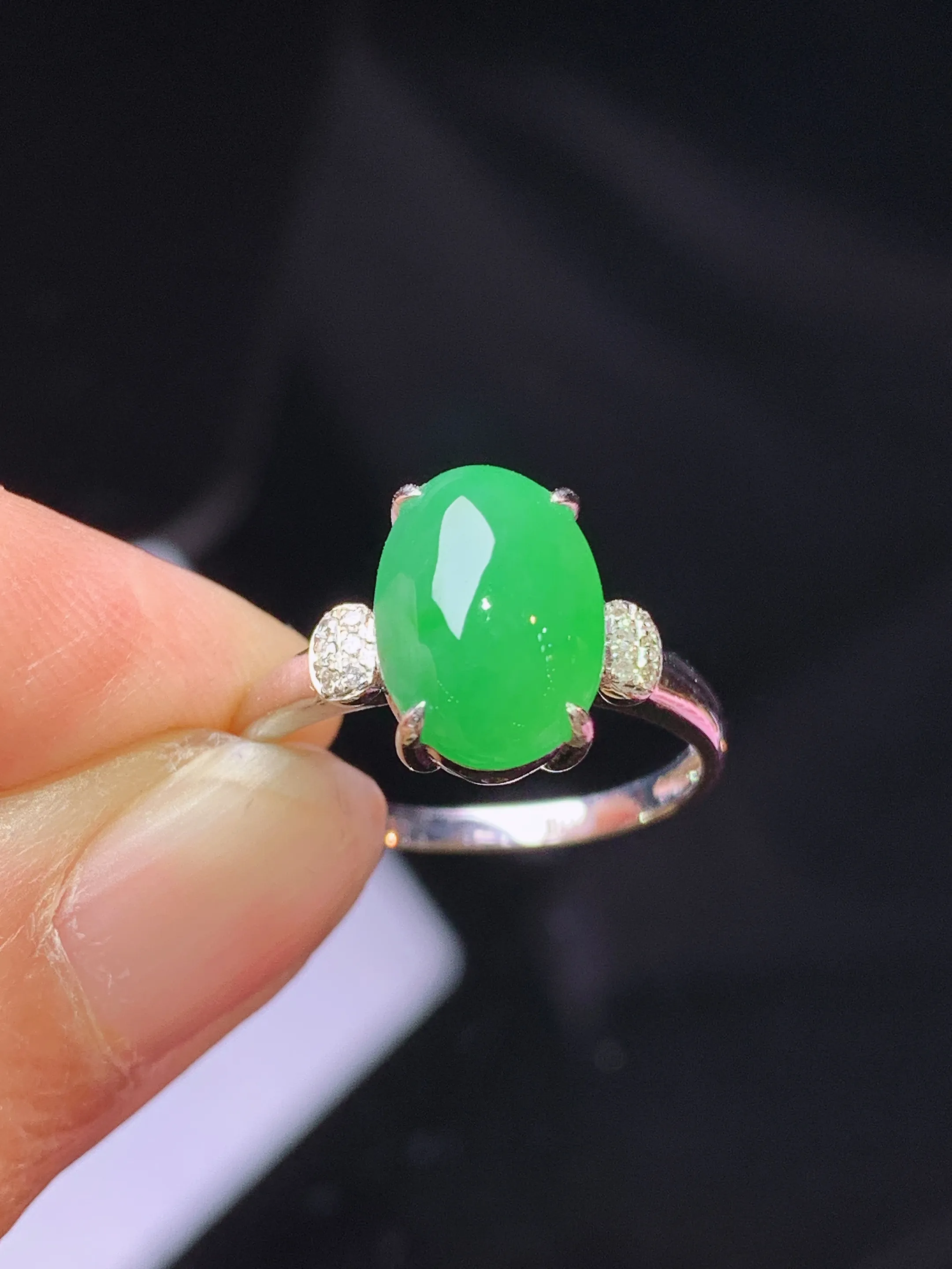 18k金钻镶嵌翠绿蛋面戒指 玉质细腻 色泽清新艳丽 圈口13 整体尺寸10.8*7.5*4.6