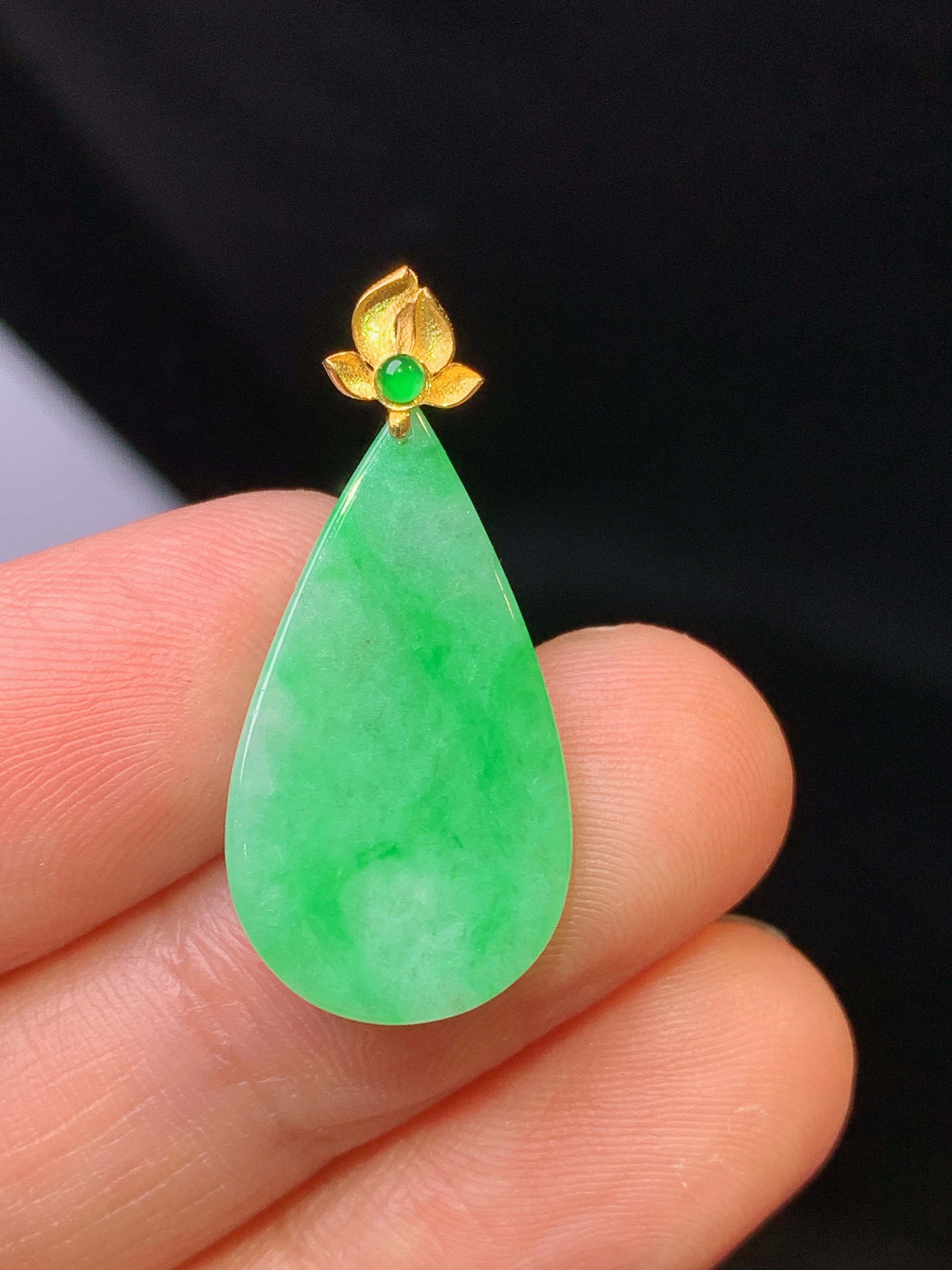 18k金镶嵌翠绿水滴吊坠 玉质细腻 色泽清新艳丽 整体尺寸27.5*12.5*2.5