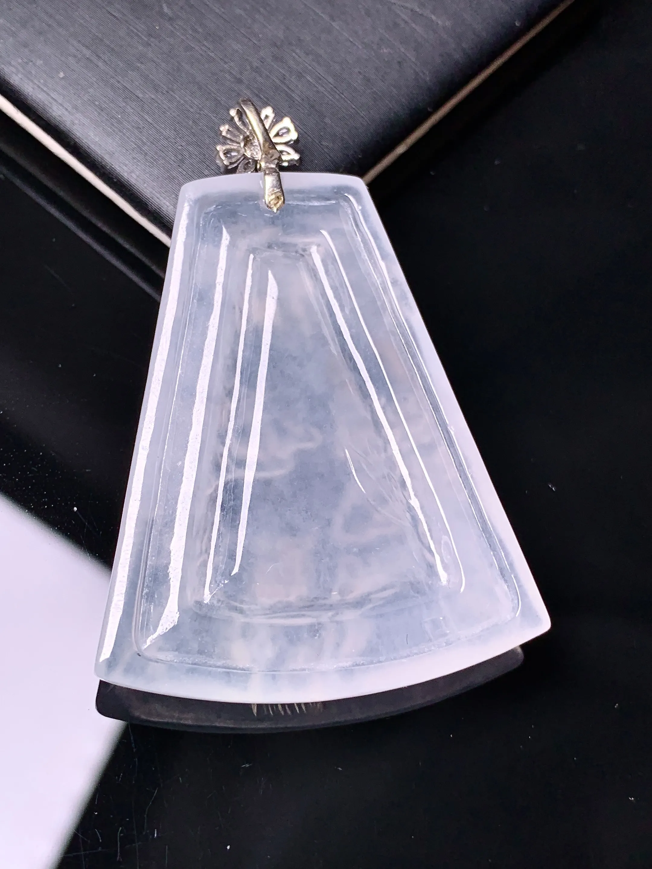 18k金钻镶嵌冰种山水牌子吊坠 玉质细腻 色泽清新艳丽 整体尺寸49.5*33.8*5.3