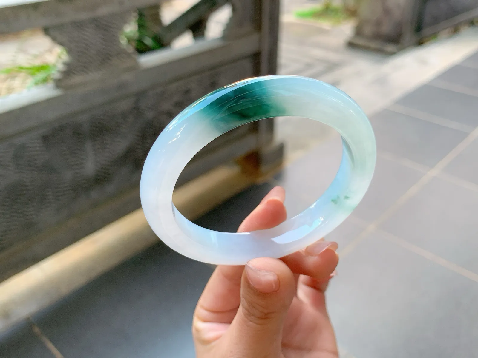 ｜57圈口
冰飘蓝花，整体胶润透手冰润细腻，超级养眼，气质优雅，