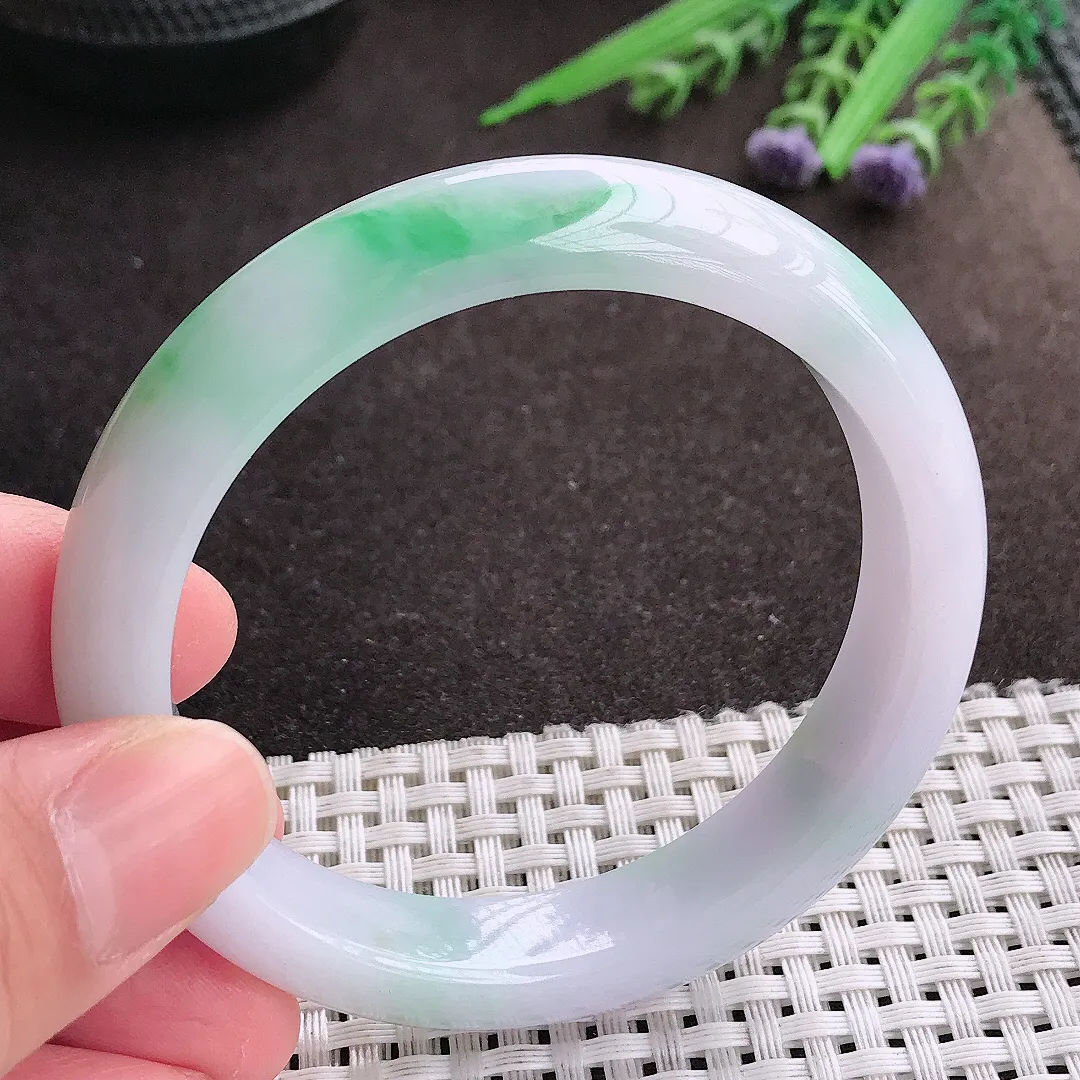 实拍A货翡翠56/11.8/8.3老坑秀气飘绿手镯宽边翡翠玉镯女款