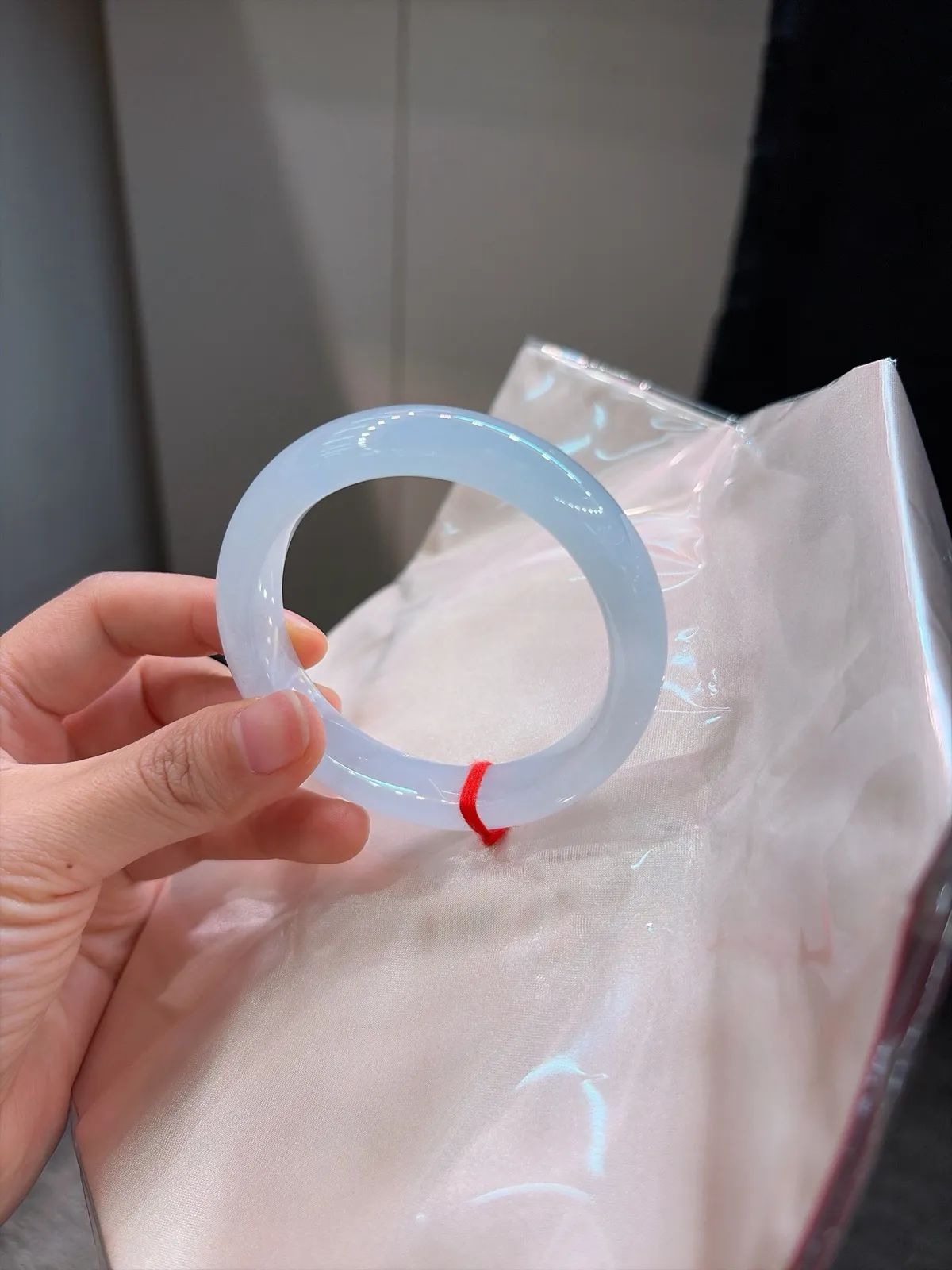 ⭐️｜55圈口
【白月光｜🤍】
白月光翡翠镯
冰透种好 带点粉春调
冰清玉洁 温柔了岁月
规格【55.4/12.7/9.0】