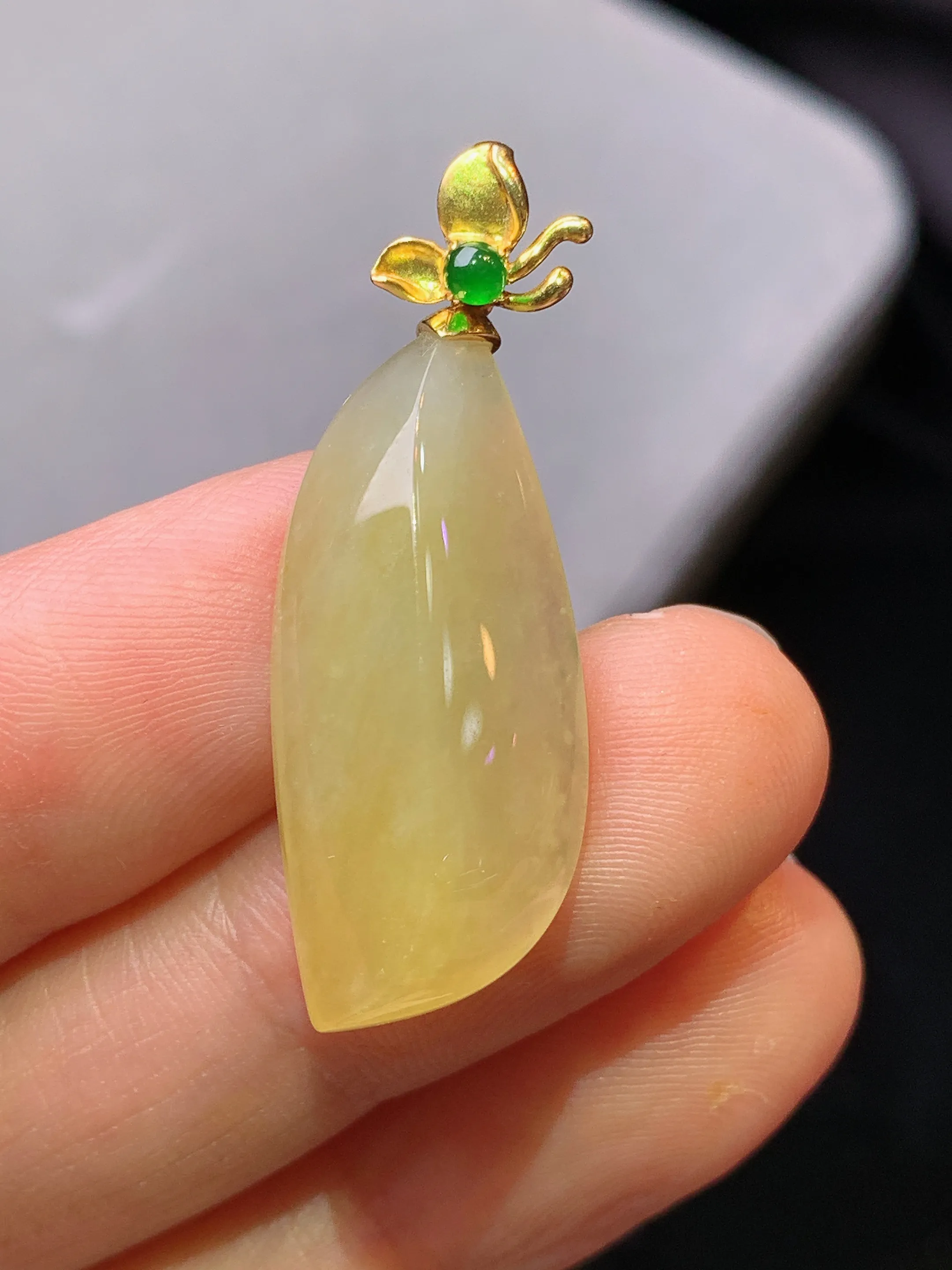 18k金镶嵌黄翡随形吊坠 玉质细腻 色泽清新艳丽 整体尺寸34.6*12.2*7.2