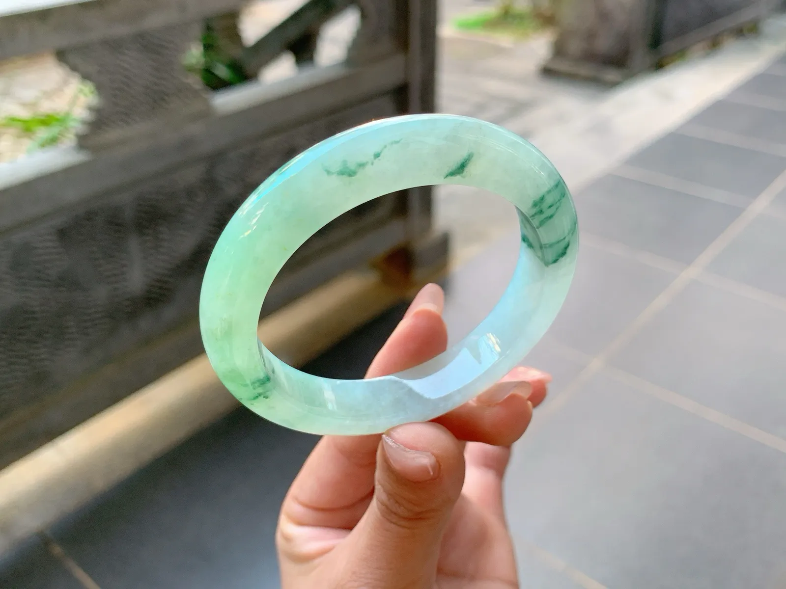 ｜54圈口
冰飘绿花翡翠手镯，花色飘逸大气，底妆冰润自然，唯美感，