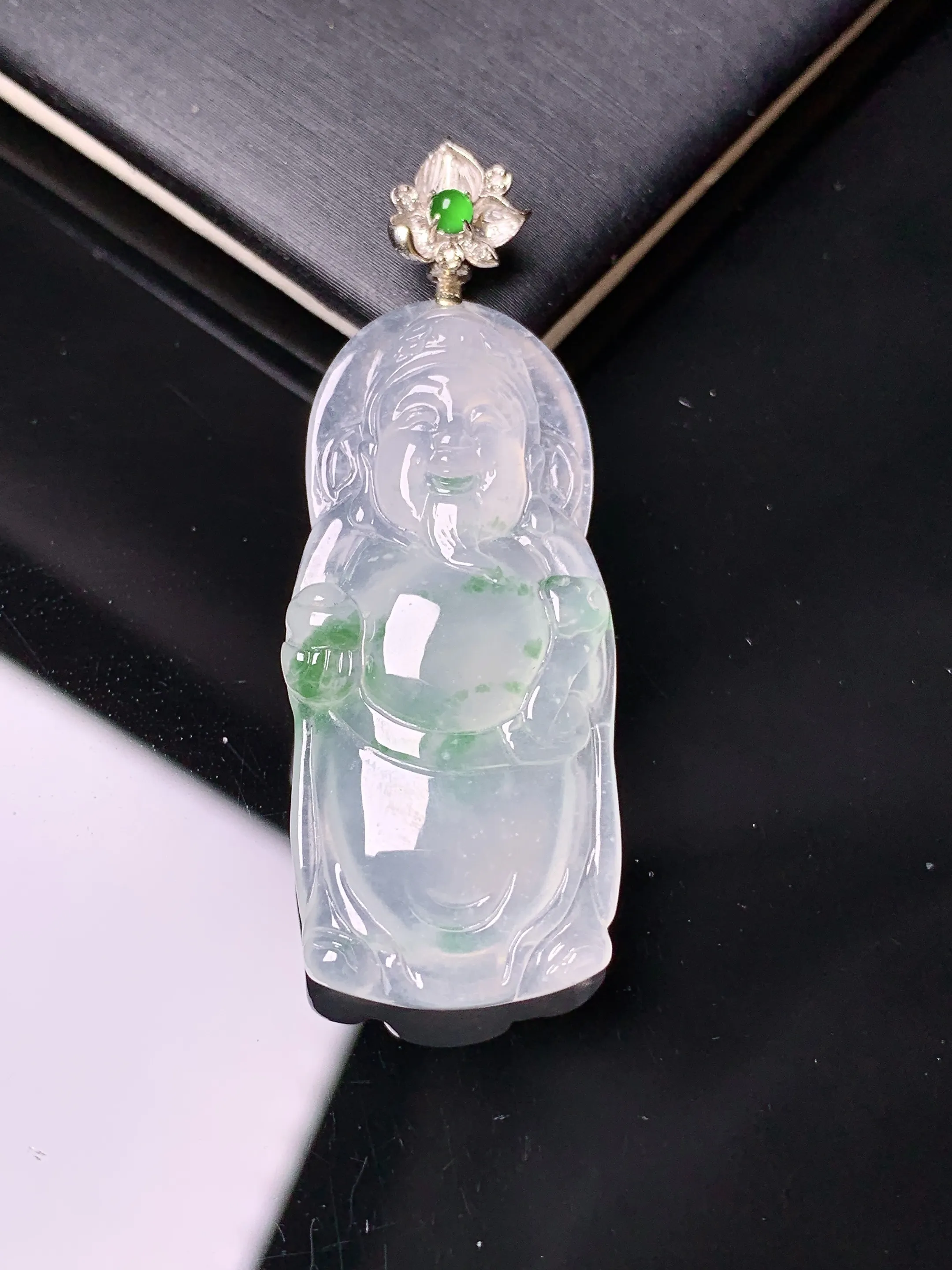 18k金镶嵌飘绿财神爷吊坠 玉质细腻 色泽清新艳丽 整体尺寸46*17*5.5