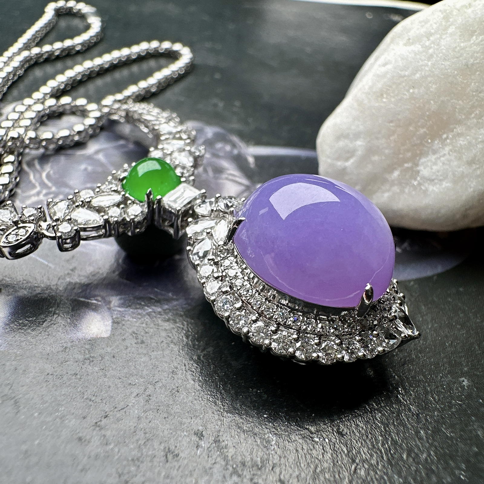 【冰种紫蛋面吊坠】质地细腻，饱满度很好，晶莹剔透，18k金钻镶嵌，裸石尺寸13.7*12.2*8毫米