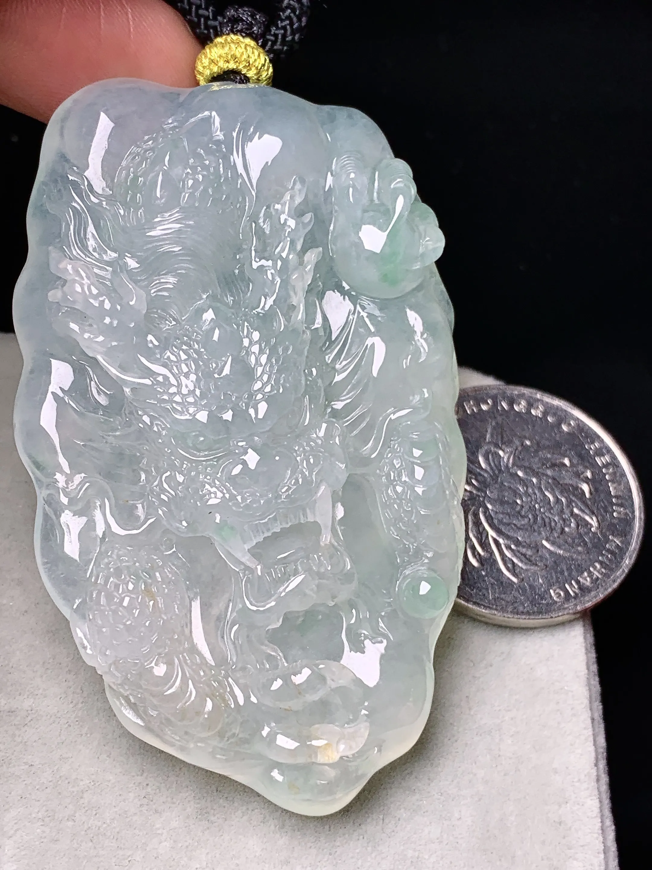 冰种龙牌吊坠 玉质细腻 色泽清新艳丽 整体尺寸63.8*39.2*10.2