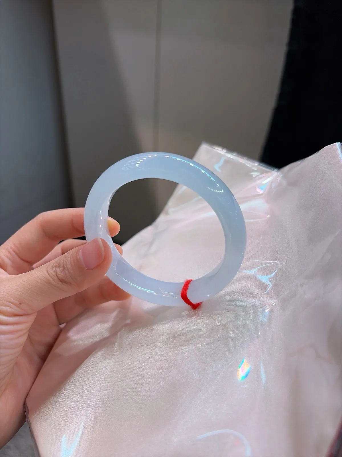 ⭐️｜55圈口
【白月光｜🤍】
白月光翡翠镯
冰透种好 带点粉春调
冰清玉洁 温柔了岁月
规格【55.4/12.7/9.0】