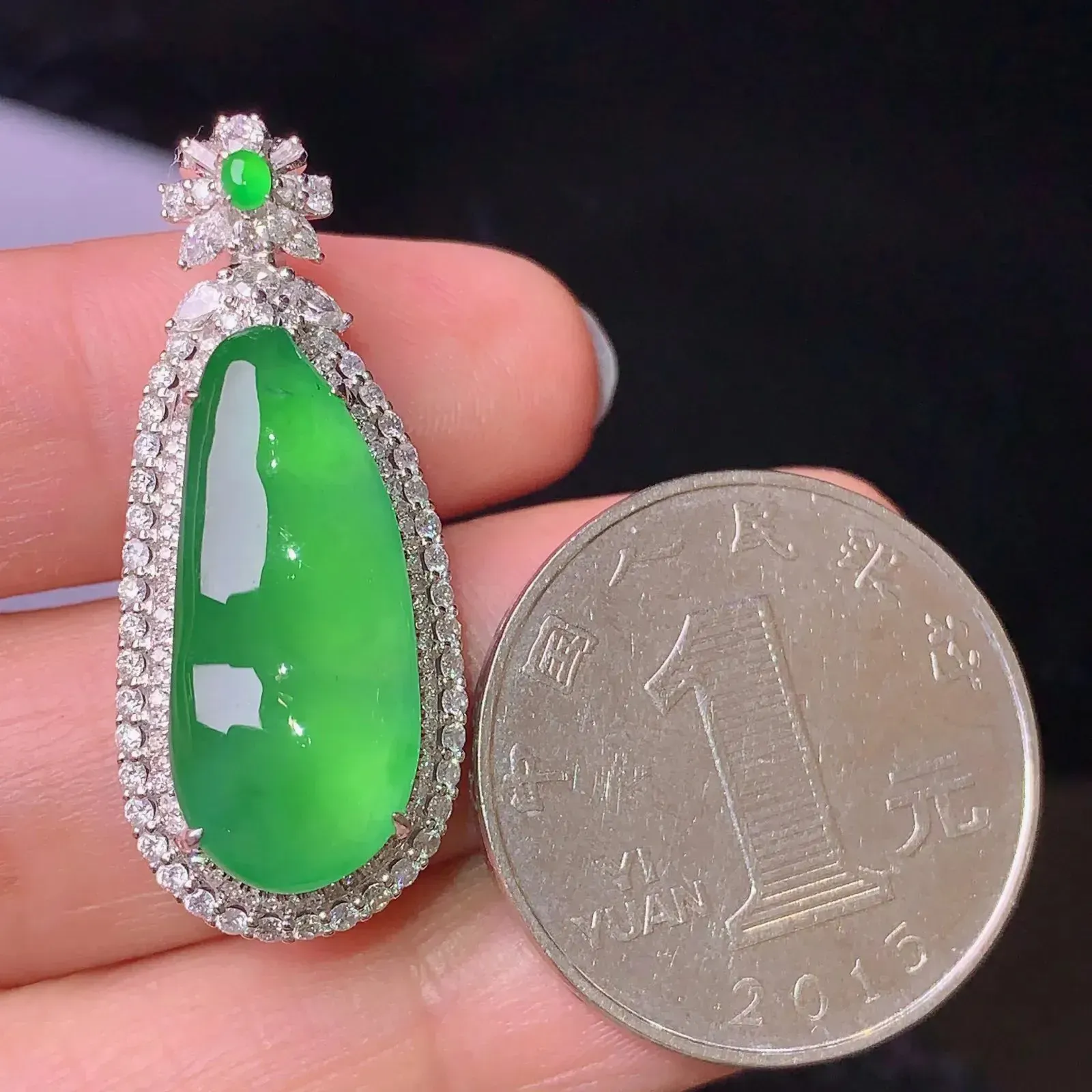 18k金钻镶嵌满绿四季豆吊坠 玉质细腻 色泽清新艳丽 整体尺寸33*14*10