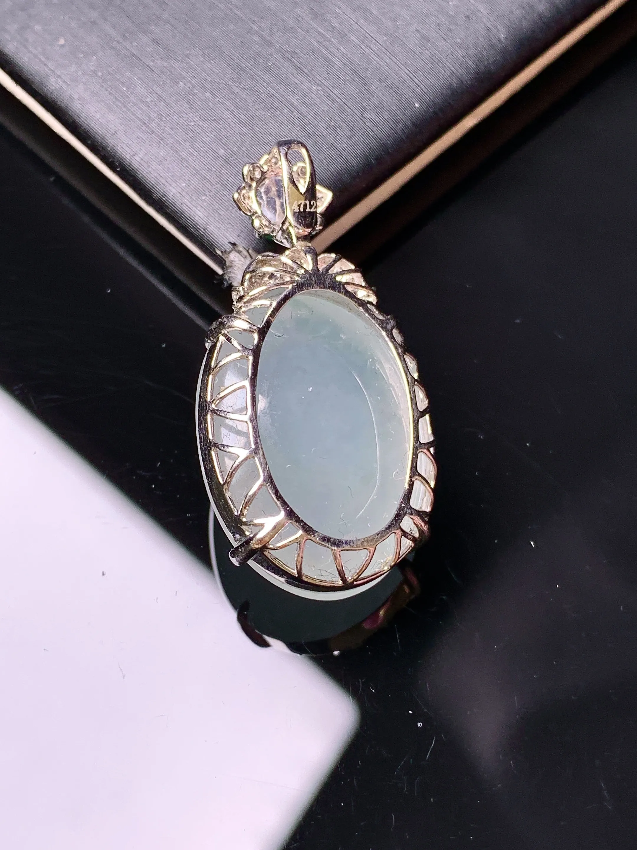 18k金钻镶嵌冰种蛋面吊坠 玉质细腻 色泽清新艳丽 整体尺寸31*15.8*9