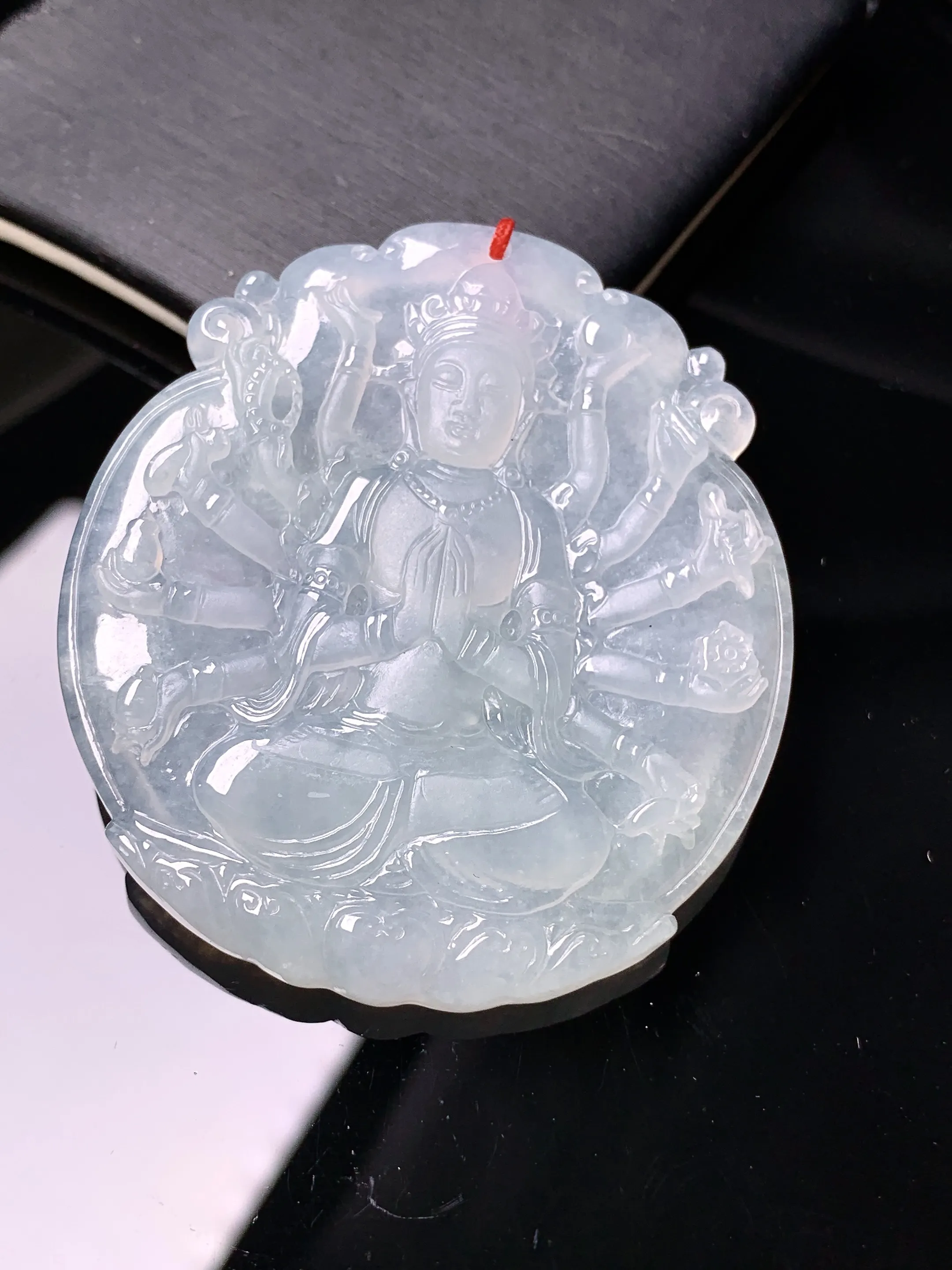 冰种千手观音吊坠 玉质细腻 色泽清新艳丽 整体尺寸51.8*47.5*5.3