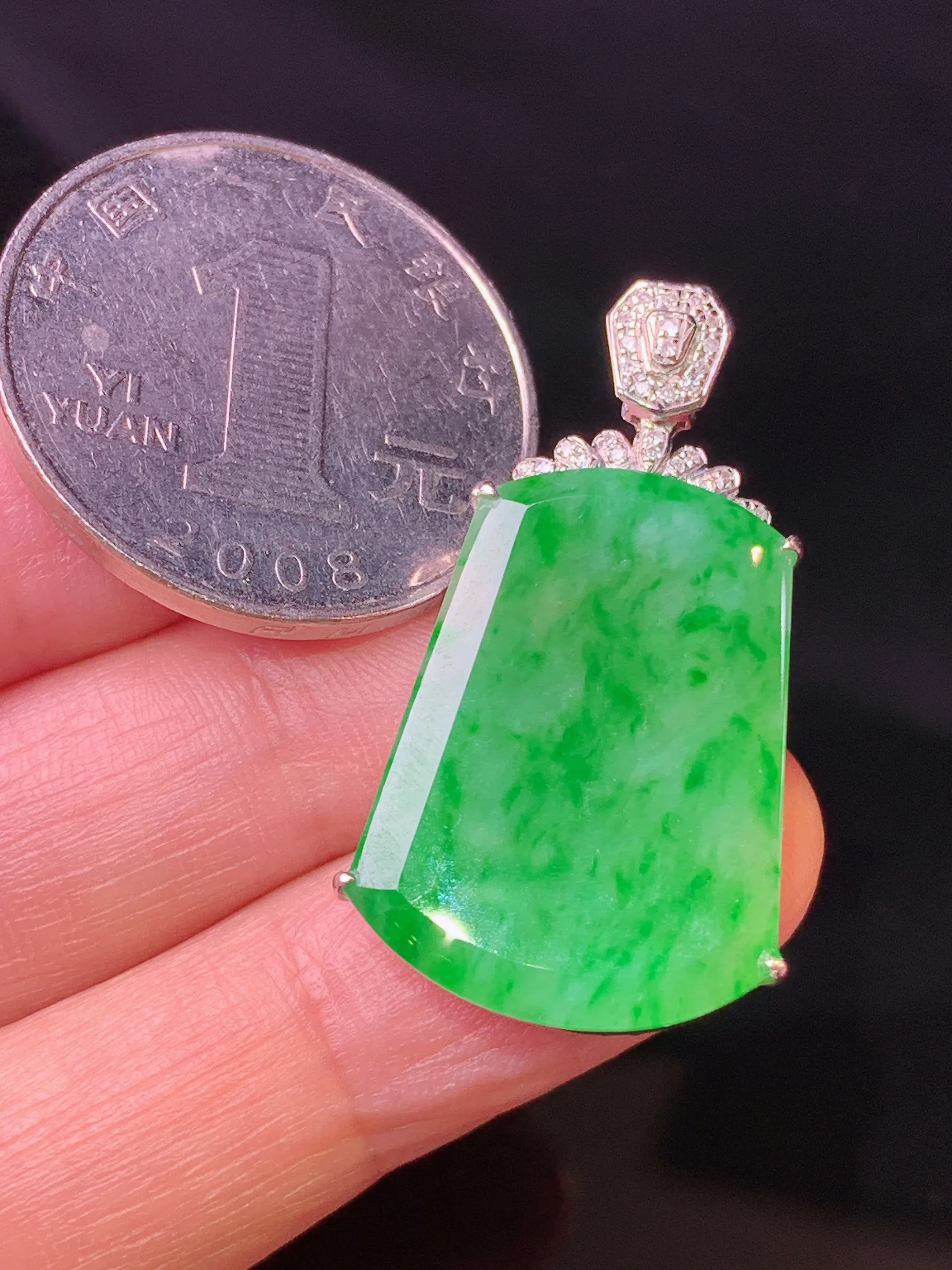 18k金钻镶嵌翠绿无事牌吊坠 玉质细腻 色泽清新艳丽 整体尺寸32.5*17.2*5.5