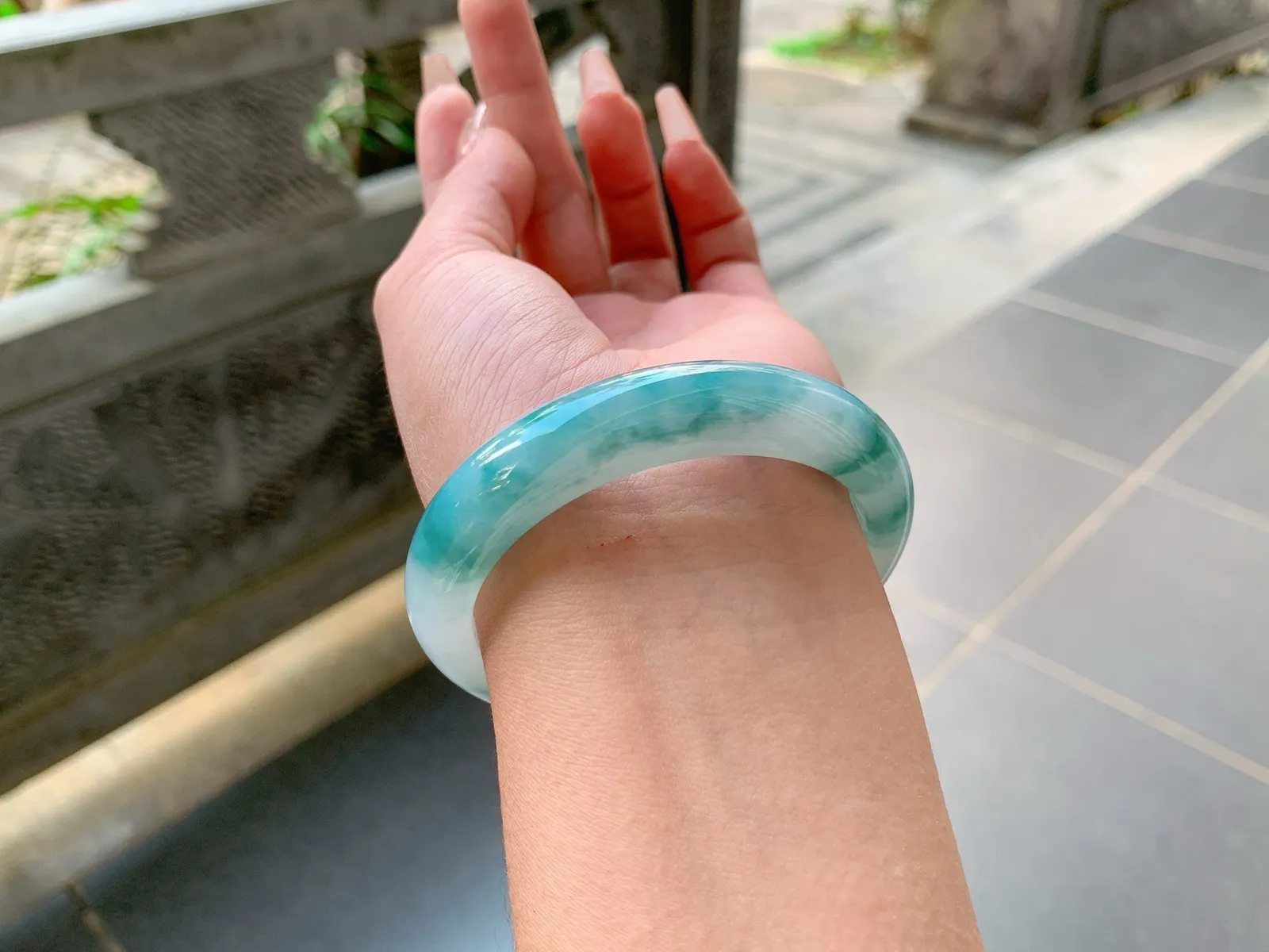 ️｜54圈口
冰飘花翡翠手镯，飘蓝花，如山水画一般大气磅礴，像远山黛一样，秀丽迷人，