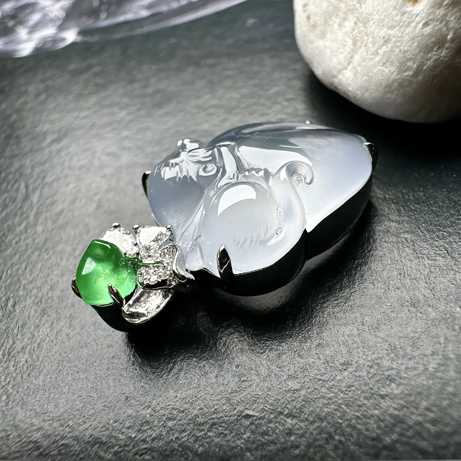 【高冰种淡紫灵猴献寿】冰润度上佳，质地细腻冰润，雕工精美，形象生动，18k金钻镶嵌，裸石尺寸21.3*15.7*7.8毫米