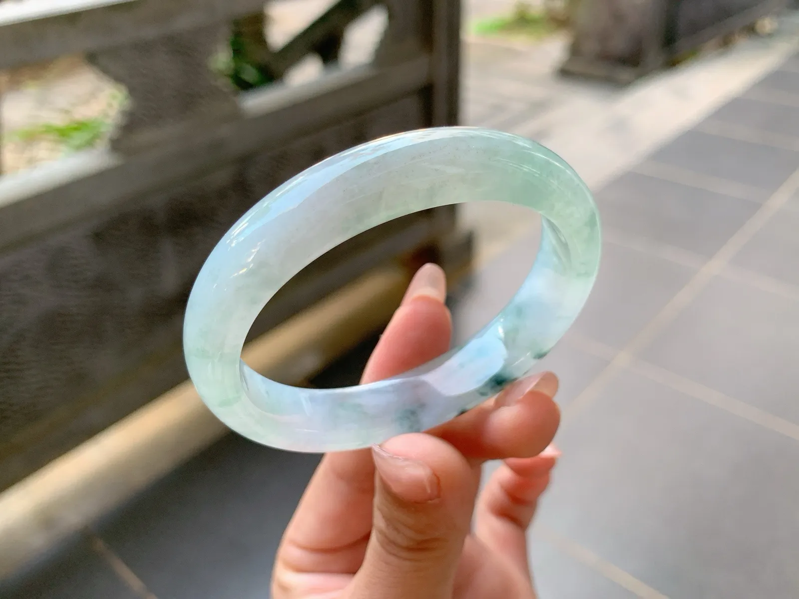 🪻｜53圈口
冰飘乌鸡花贵妃手镯，独特的风格让人眼前一亮，底妆冰润透手，意境感满满的