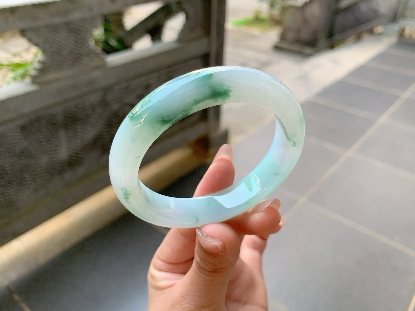 ⭐️｜55圈口
冰飘花翡翠手镯，飘绿花，花色灵动飘逸清新自然，整体冰冰润润的