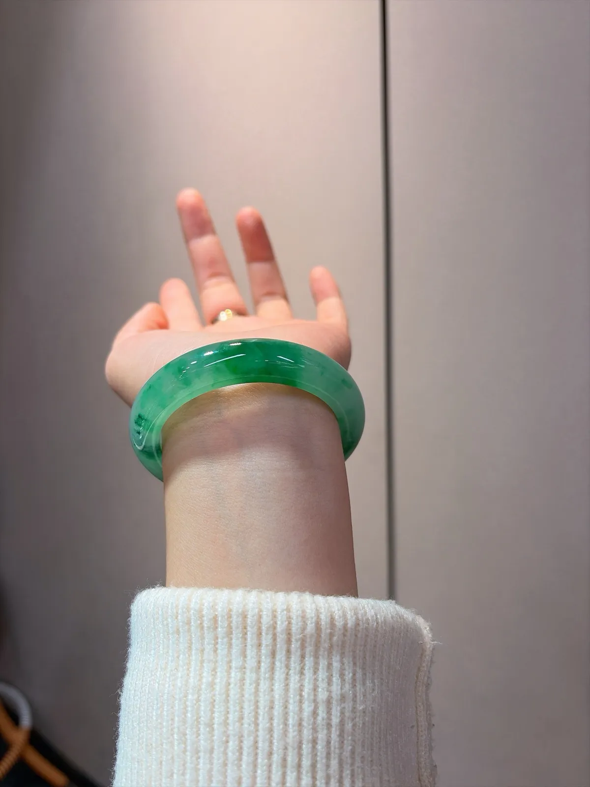 ｜53圈口
【冰飘绿花｜】
冰飘绿花镯美得不像话
翠色如烟 冰种似水
腕间一抹清韵 美到心尖
规格【53.7/12.2/8.6】