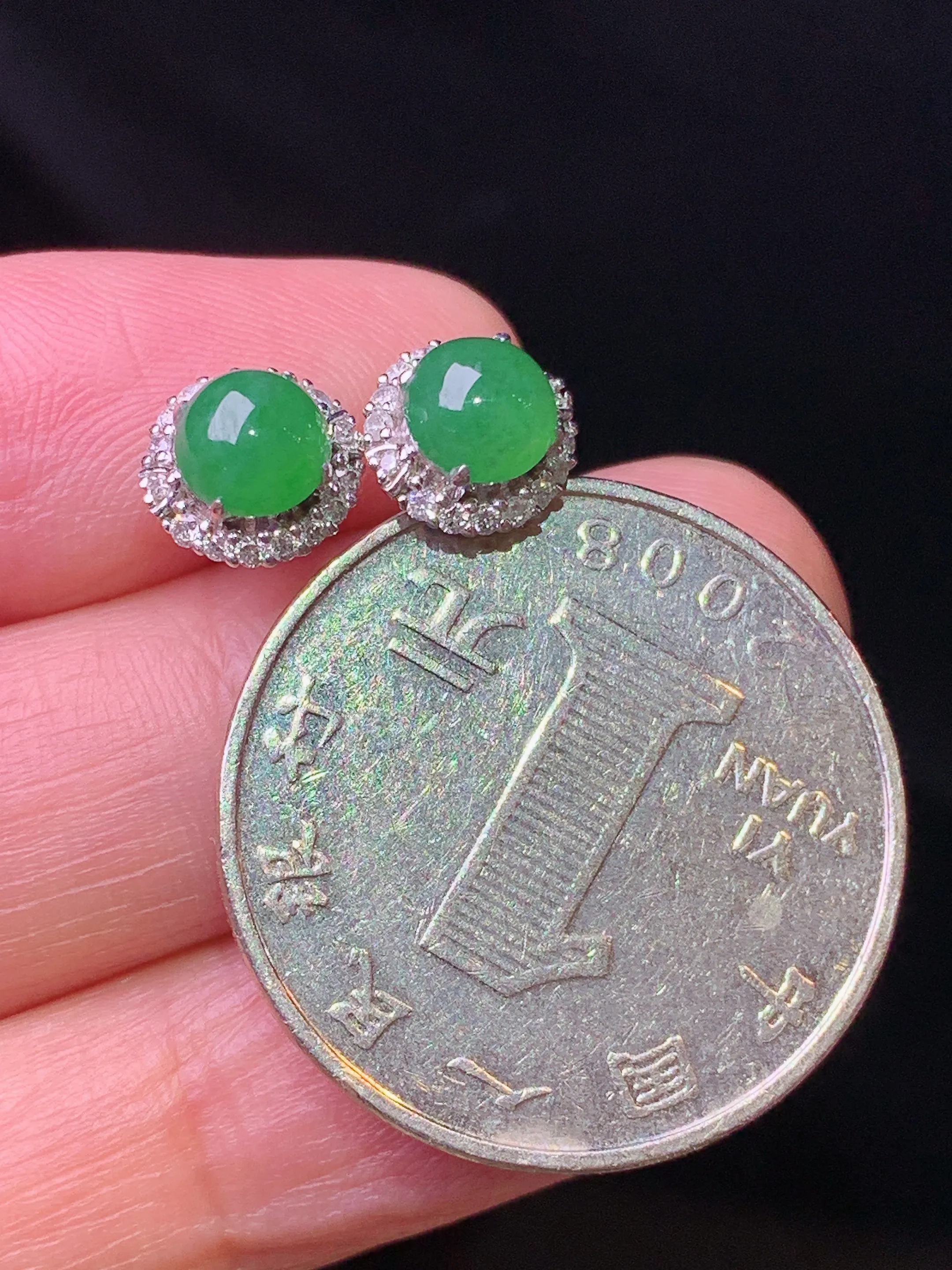 18k金钻镶嵌满绿蛋面耳钉 玉质细腻 色泽清新艳丽 整体尺寸8*7.5*5.3