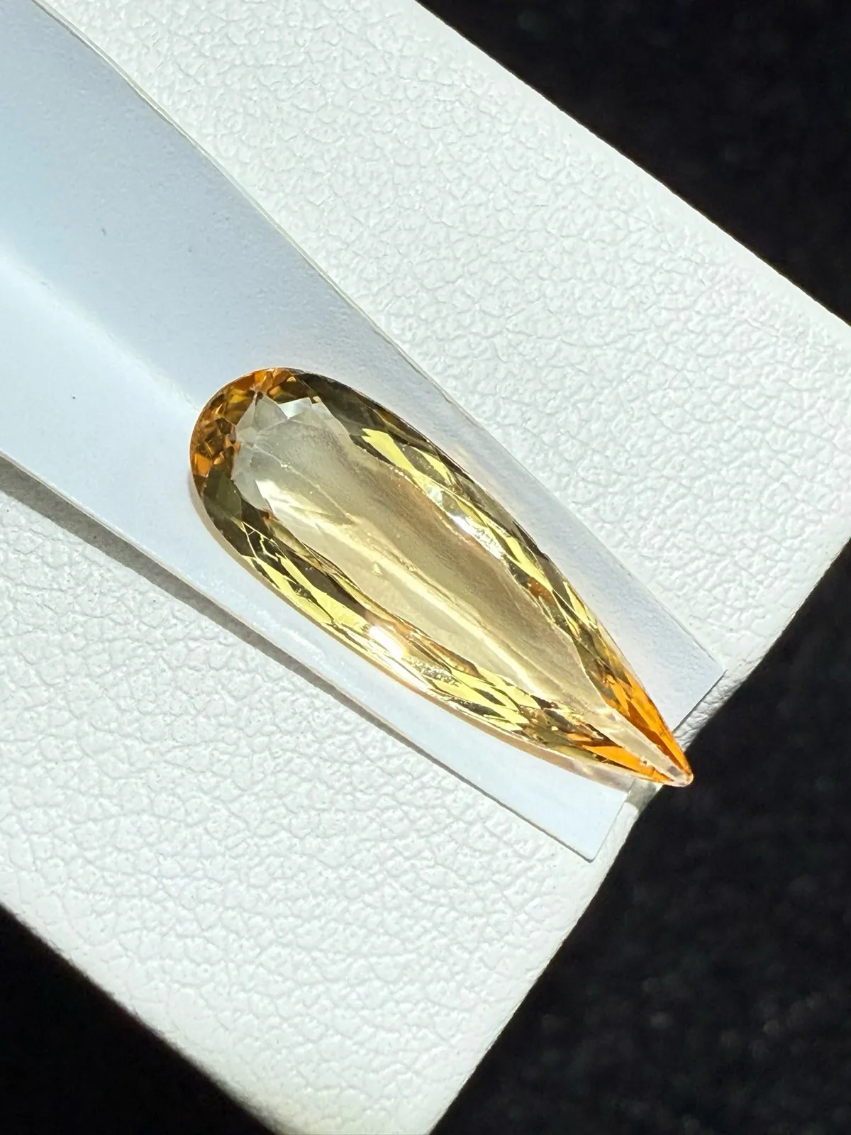 【高端珠宝】天然极美帝王托帕裸石
重量: 3.395ct  规格: 19*6.5*3.3毫米
精湛切工，满身火彩
台面大，实物更美，可以代镶嵌设计。