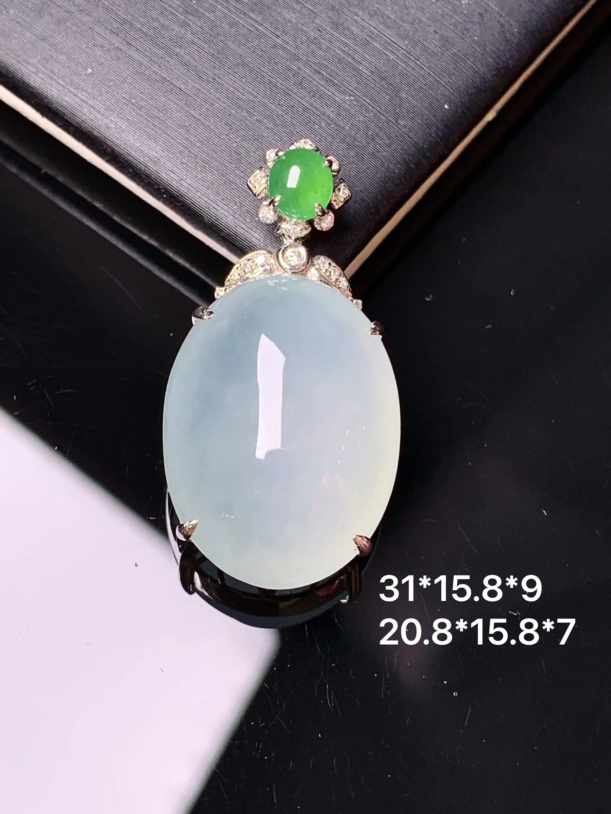 18k金钻镶嵌冰种蛋面吊坠 玉质细腻 色泽清新艳丽 整体尺寸31*15.8*9