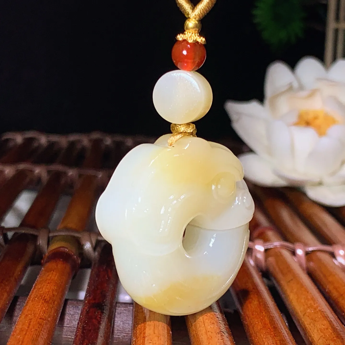 新疆和田玉且末糖玉猪龙挂件 尺寸33/31/12mm重29克。玉质细腻油润。手推出油。品相大气 lt260121