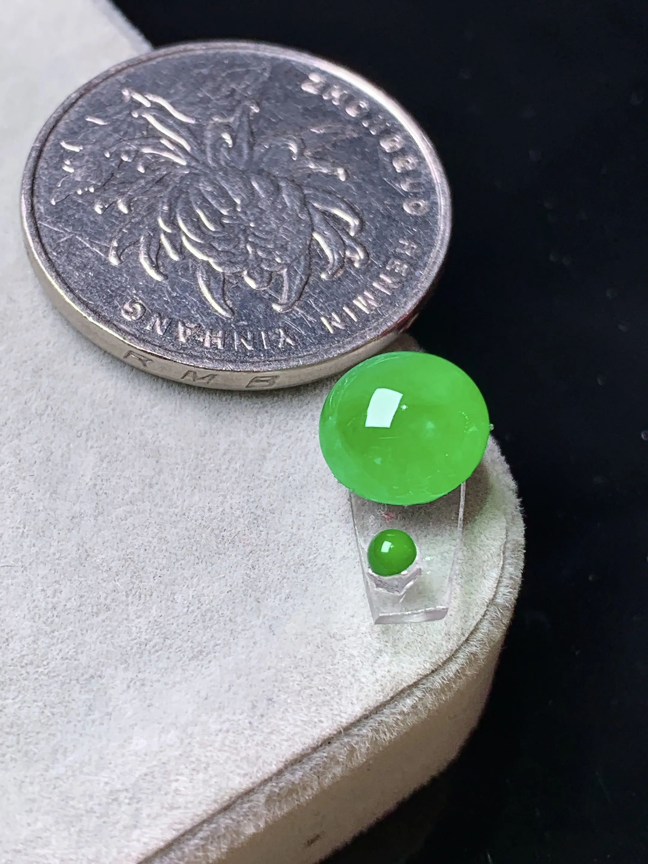 镶嵌款 翠绿蛋面吊坠 玉质细腻 色泽清新艳丽 整体尺寸8.5*4.3