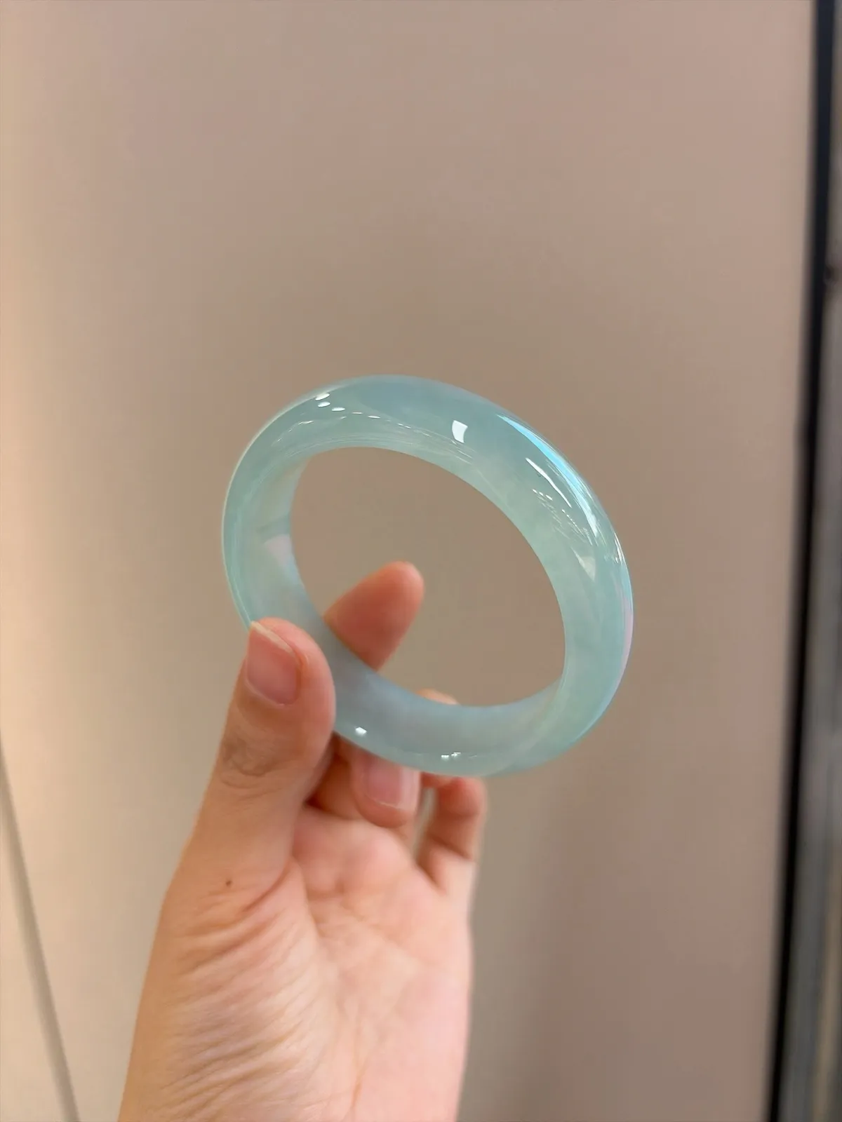 ｜55圈口
【冰晴绿｜】
冰晴绿葡萄肉手镯
种老冰透 宽版大气
腕间一抹清润
温柔了岁月呀～