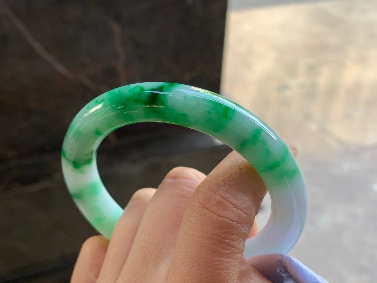 55.5-10.8

绿色圆条手镯^_^鲜艳 玉质温润