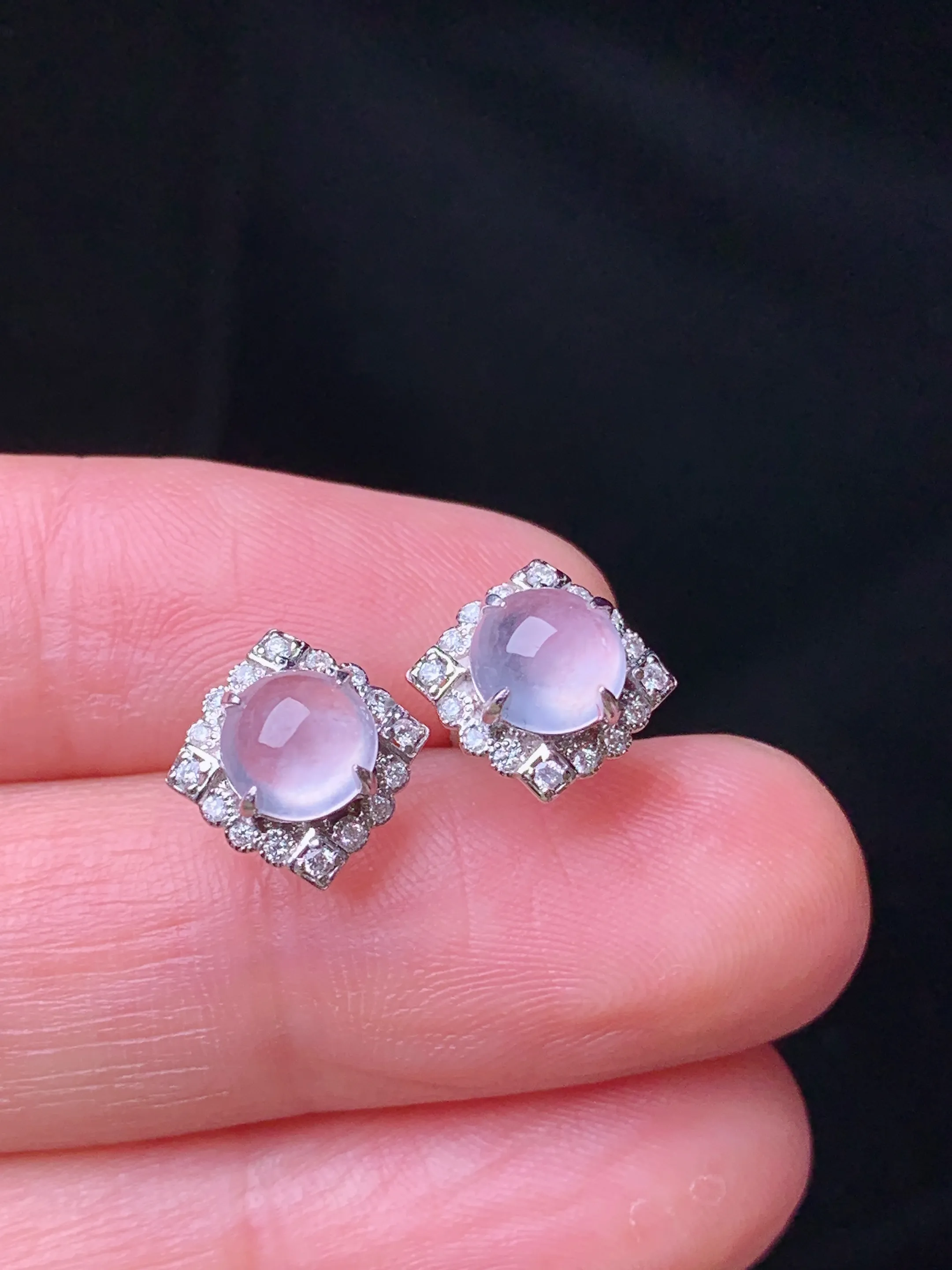 18k金钻镶嵌冰种蛋面耳钉 玉质细腻 色泽清新艳丽 整体尺寸10.5*4.6