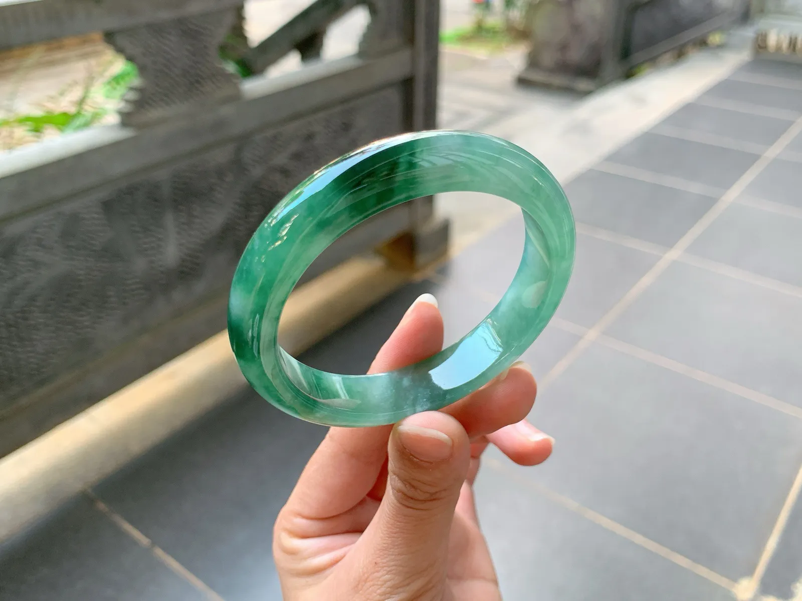 ️｜57圈口
森林绿底飘花手镯，种老胶透明亮，雍容大气优雅大方，有股深邃迷人的美
编号【01-20