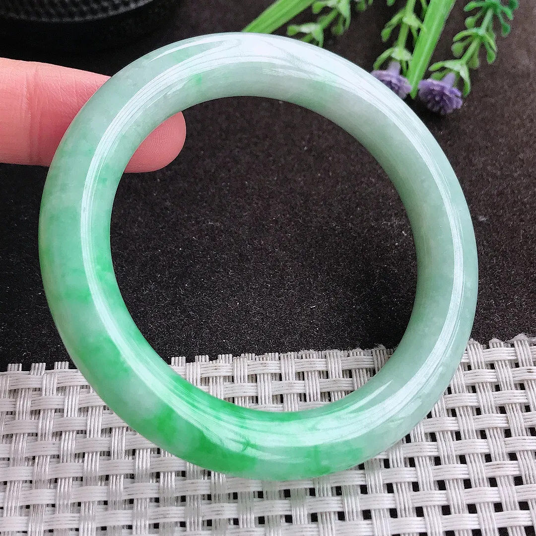 实拍A货翡翠54/10/10.3老坑精美温润飘阳绿圆条手镯翡翠玉镯女款